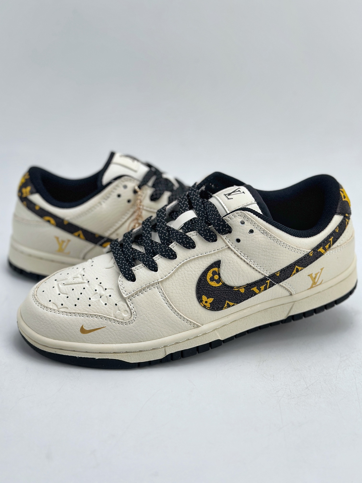 NIKE SB Dunk Low x Louis Vuitton 白黑满天星  XD6188-023