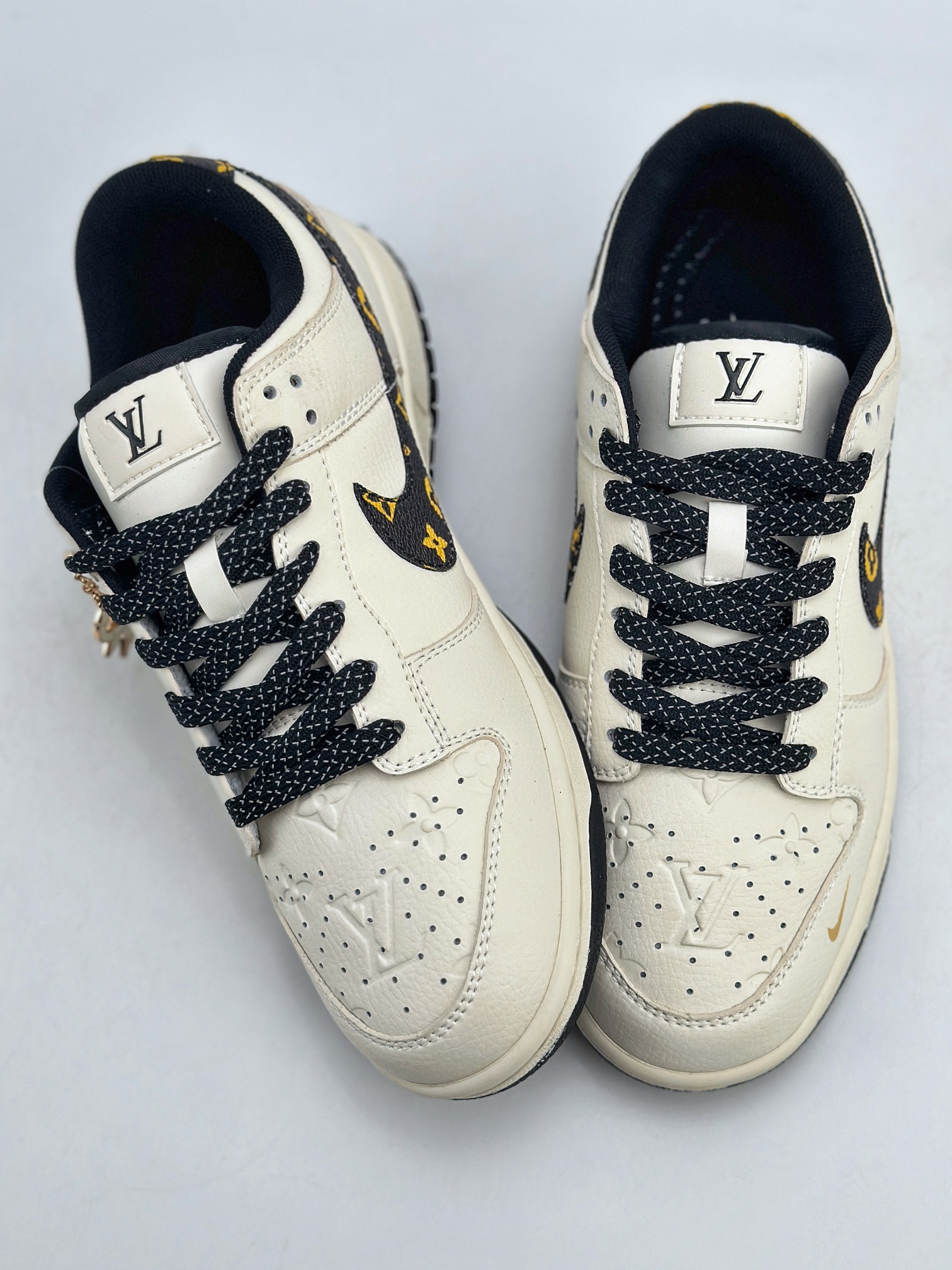 NIKE SB Dunk Low x Louis Vuitton 白黑满天星  XD6188-023