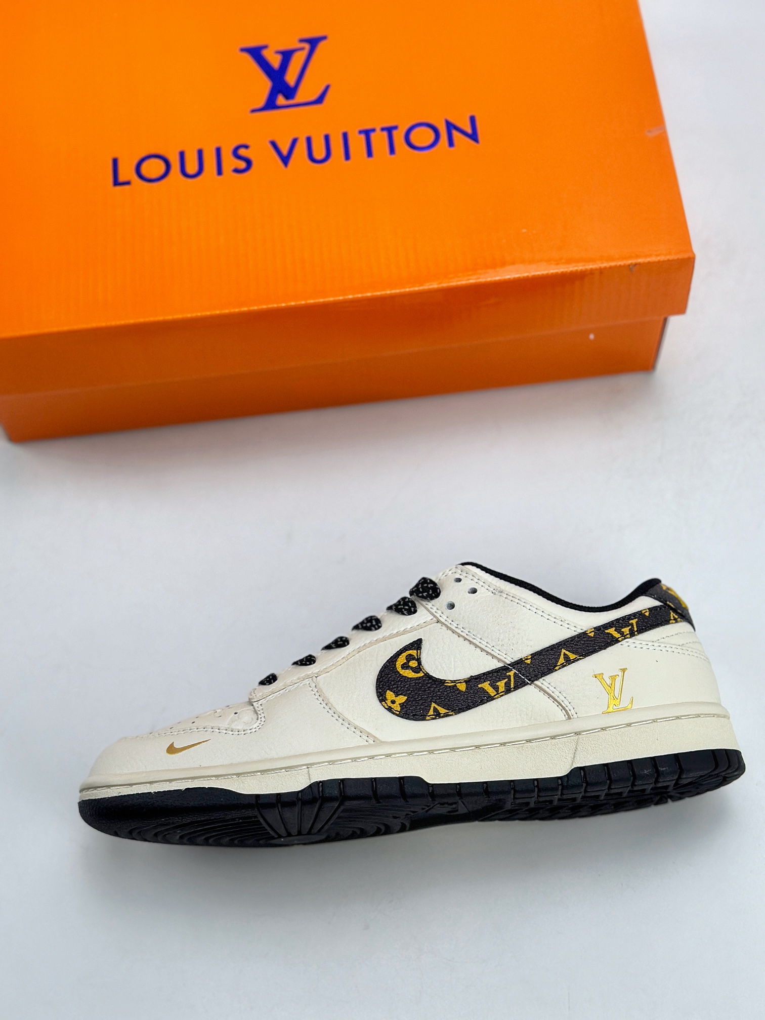 NIKE SB Dunk Low x Louis Vuitton 白黑满天星  XD6188-023