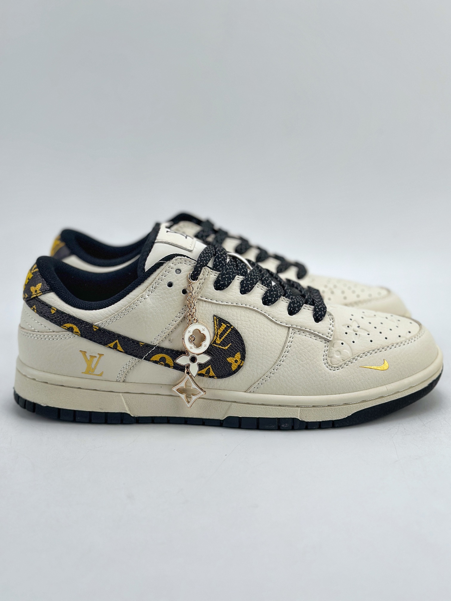 NIKE SB Dunk Low x Louis Vuitton 白黑满天星  XD6188-023