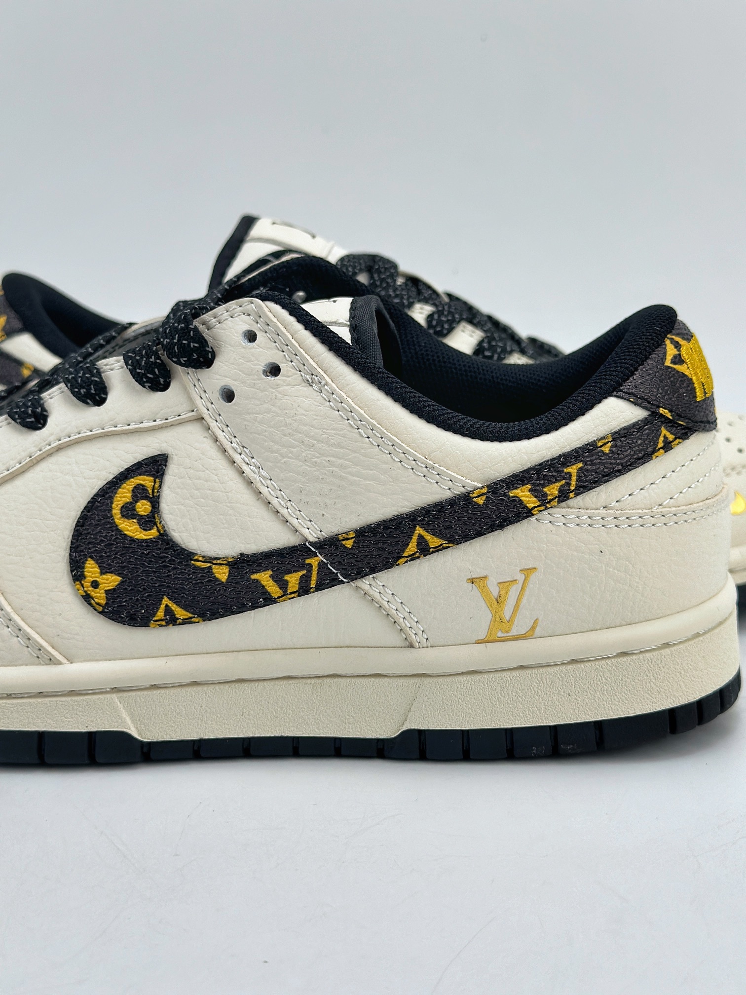 NIKE SB Dunk Low x Louis Vuitton 白黑满天星  XD6188-023