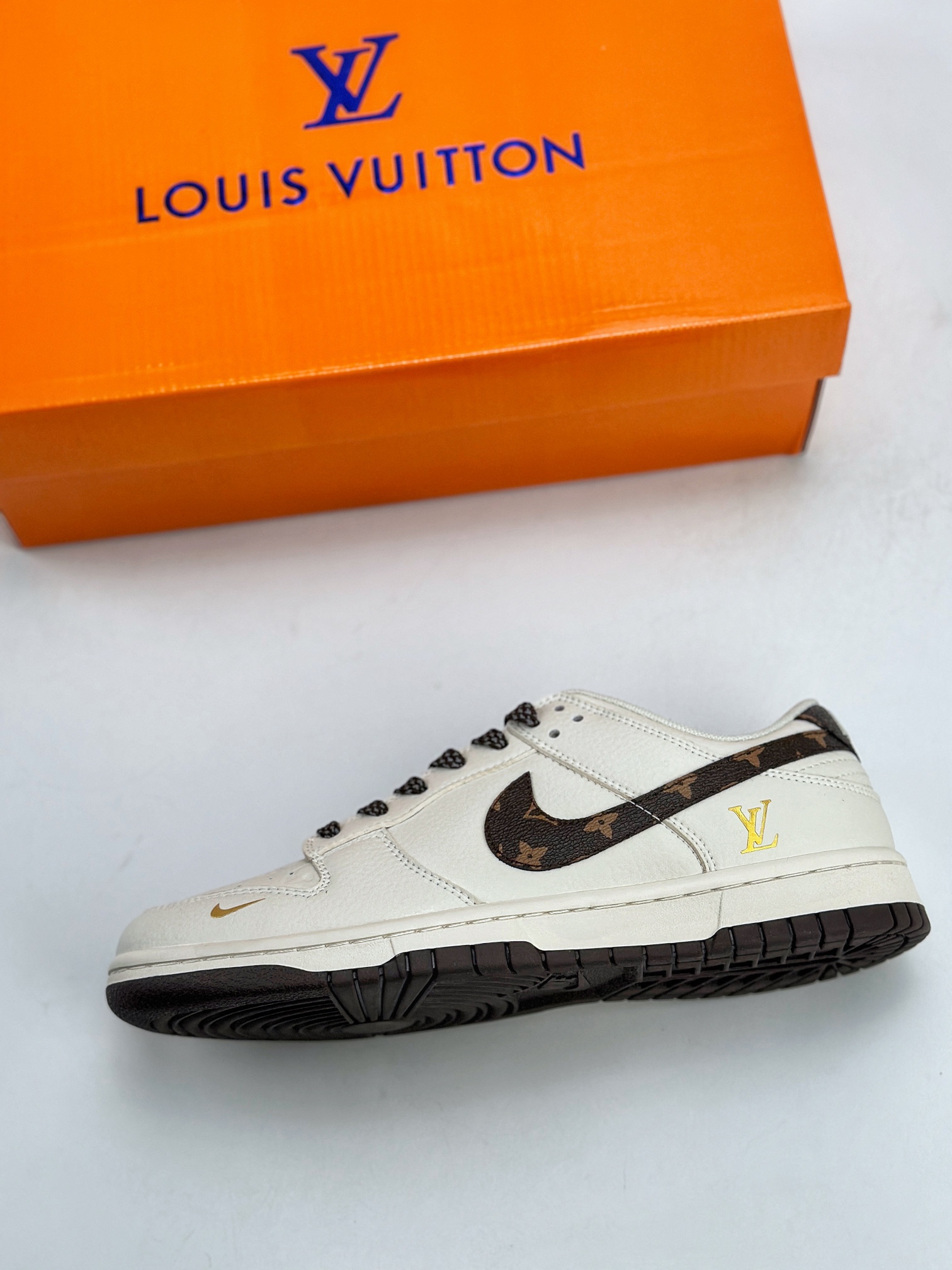 NIKE SB Dunk Low x Louis Vuitton 白棕满天星 XD6188-017