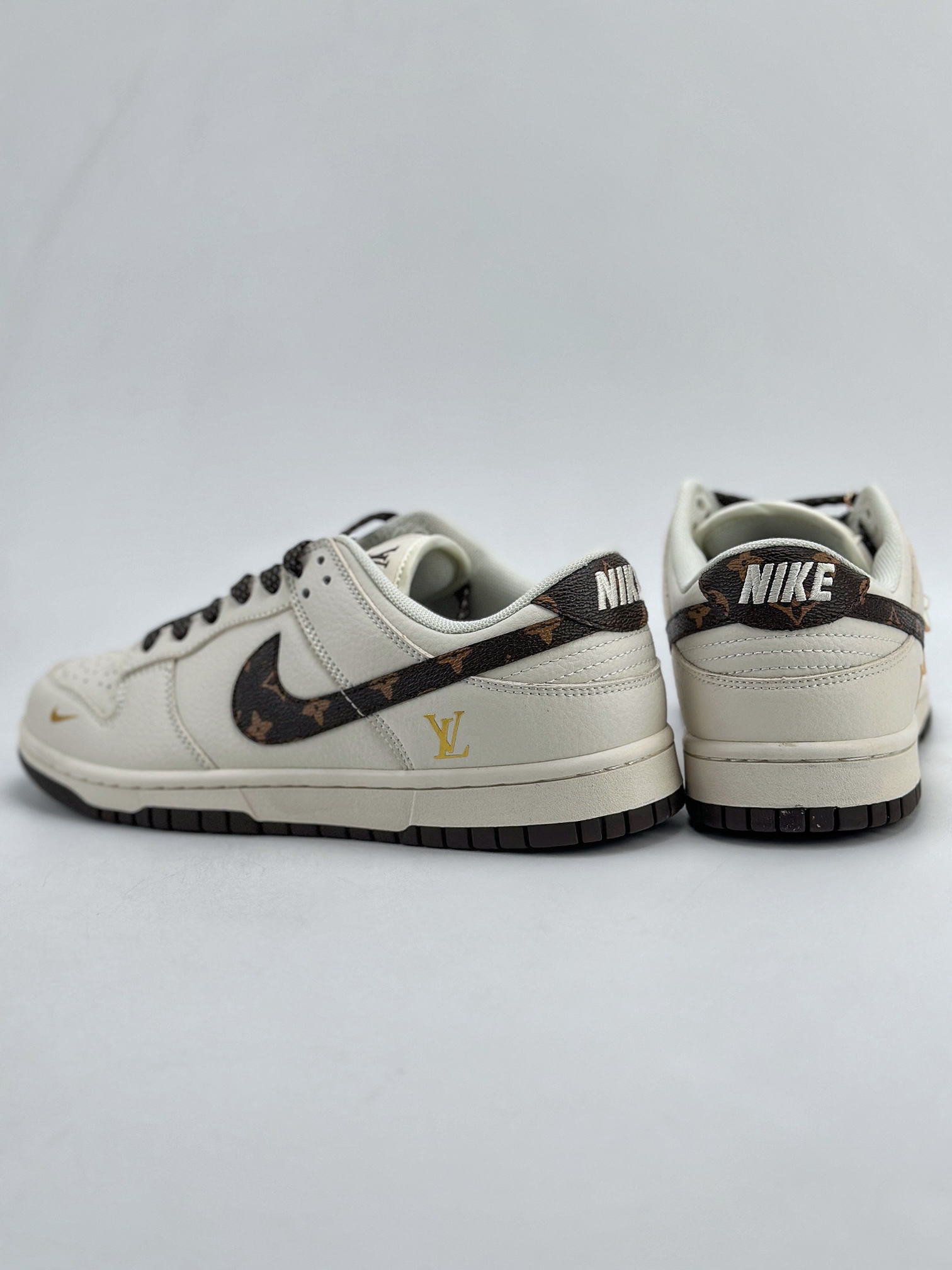 NIKE SB Dunk Low x Louis Vuitton 白棕满天星 XD6188-017