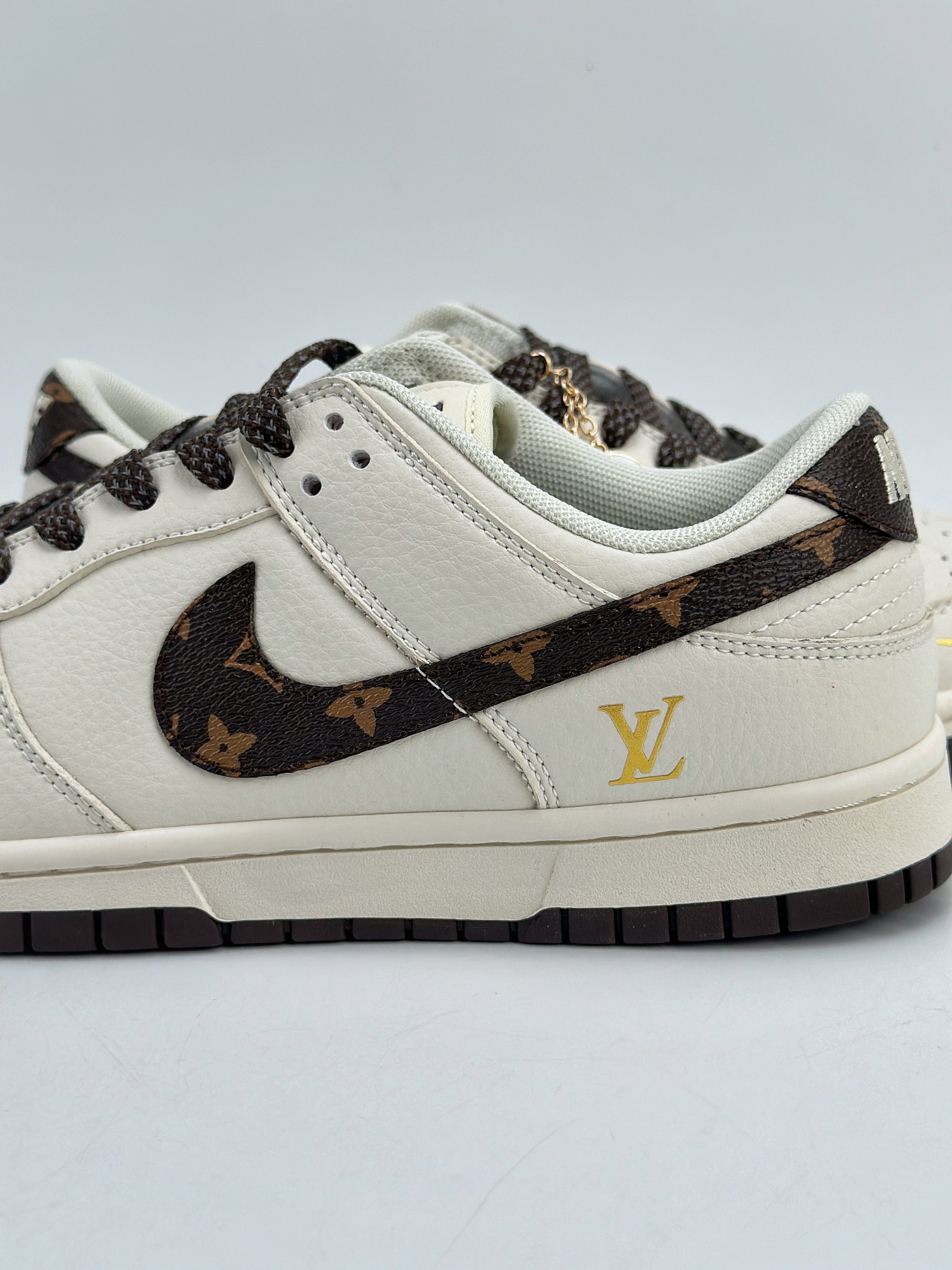 NIKE SB Dunk Low x Louis Vuitton 白棕满天星 XD6188-017