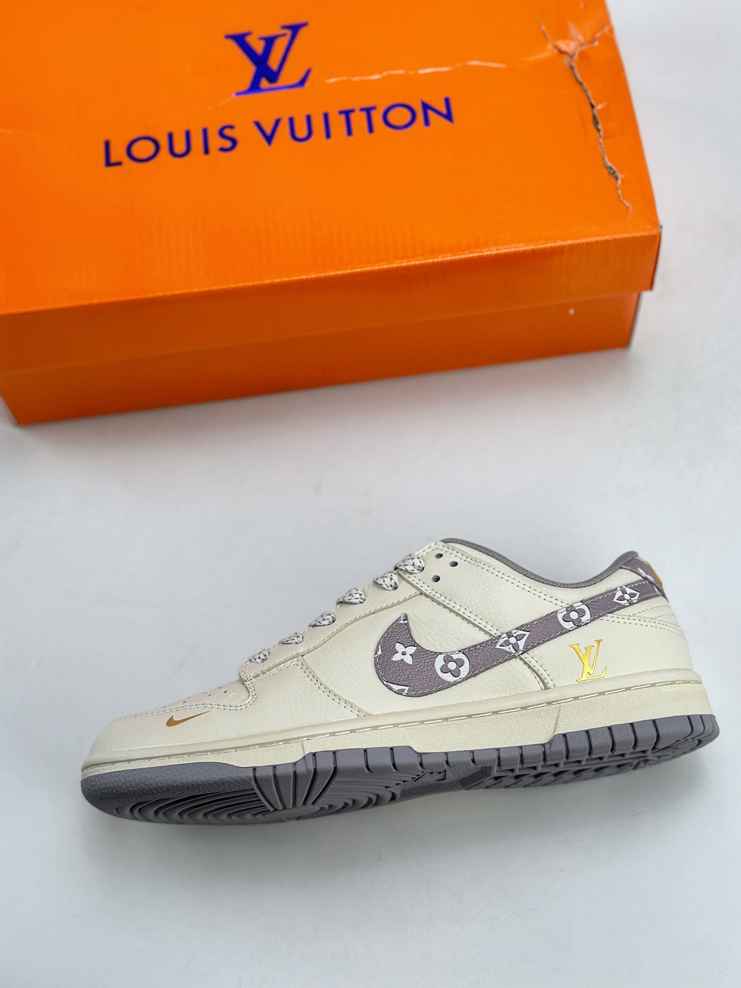 NIKE SB Dunk Low x Louis Vuitton 白紫满天星  XD6188-021