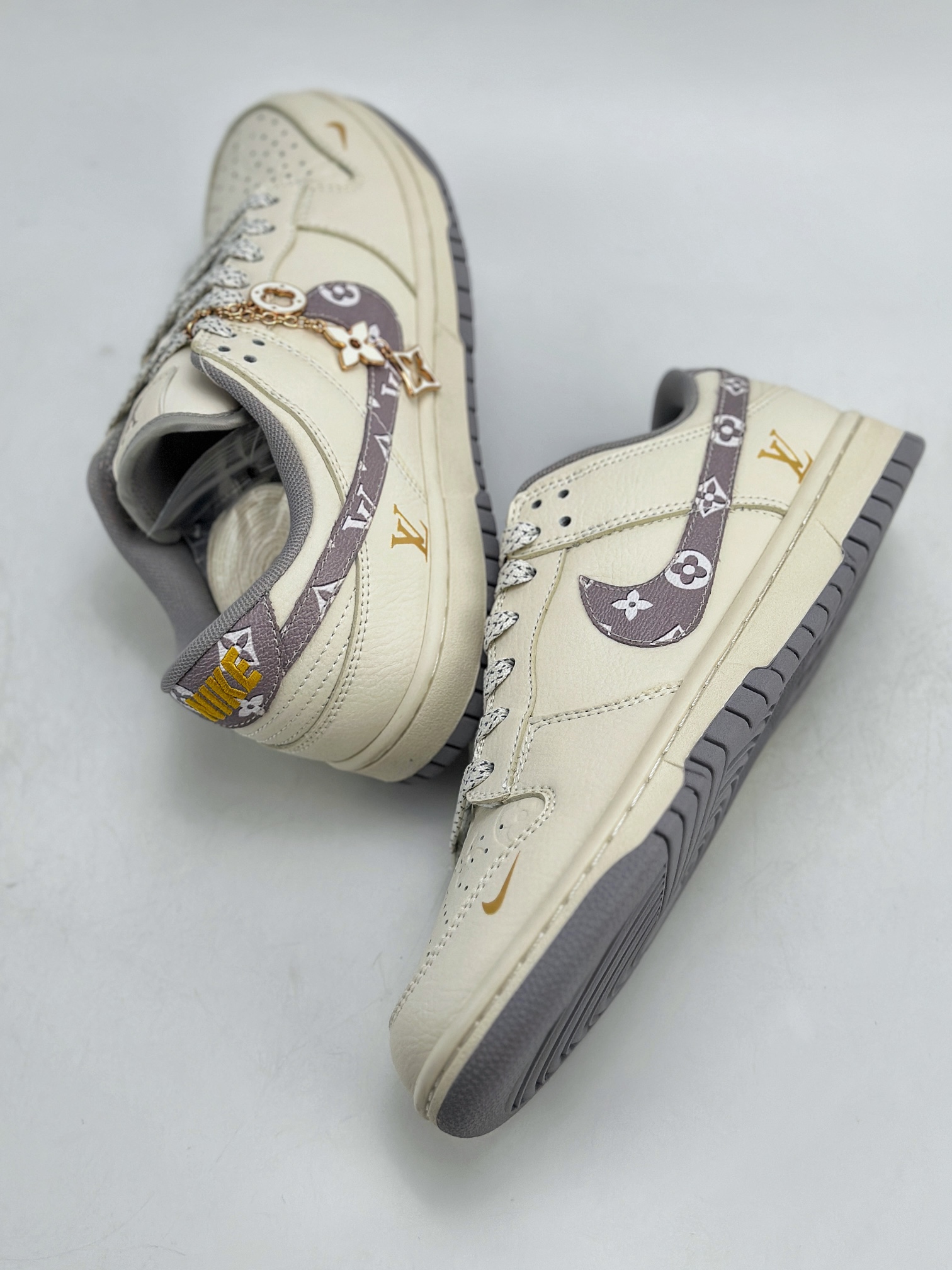 NIKE SB Dunk Low x Louis Vuitton 白紫满天星  XD6188-021