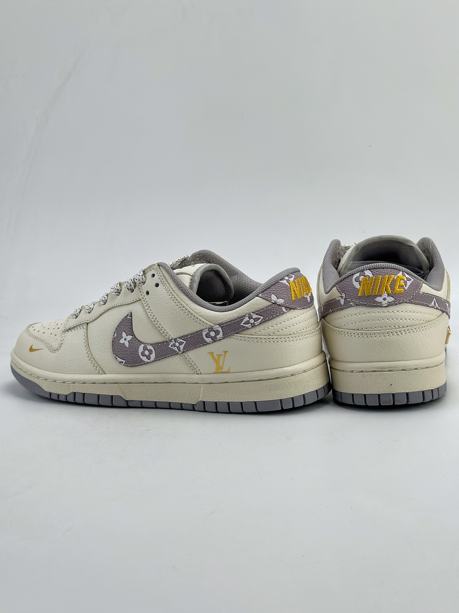 NIKE SB Dunk Low x Louis Vuitton 白紫满天星  XD6188-021