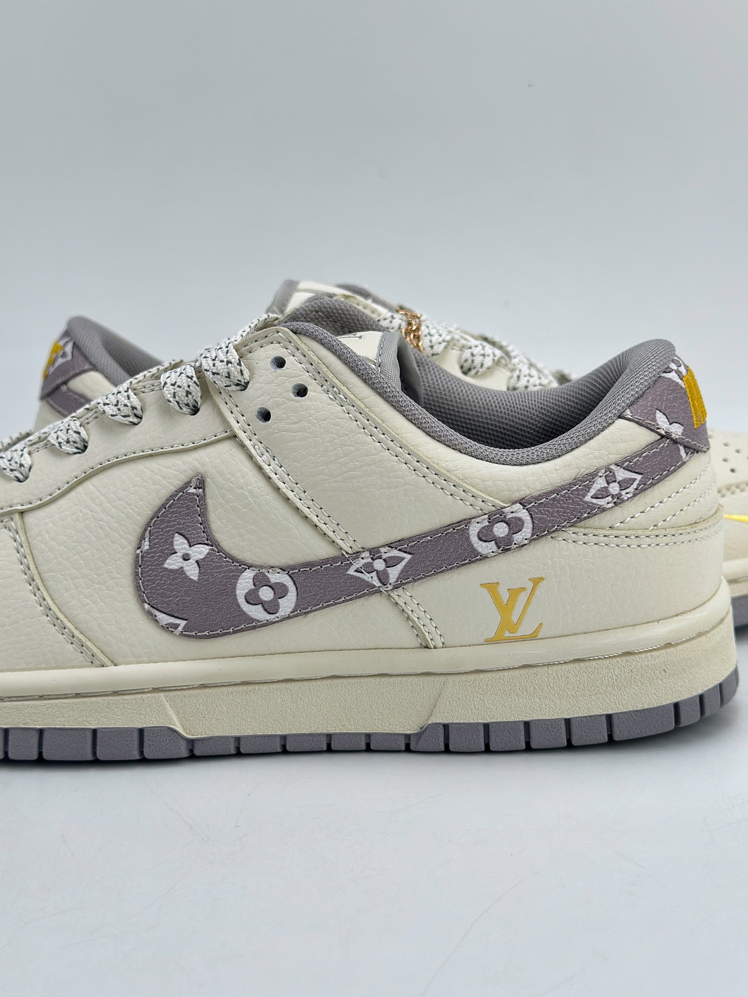 NIKE SB Dunk Low x Louis Vuitton 白紫满天星  XD6188-021