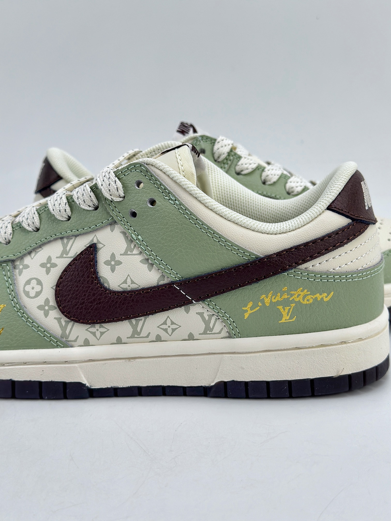 NIKE SB Dunk Low x Louis Vuitton 白绿棕满天星  XD6188-006