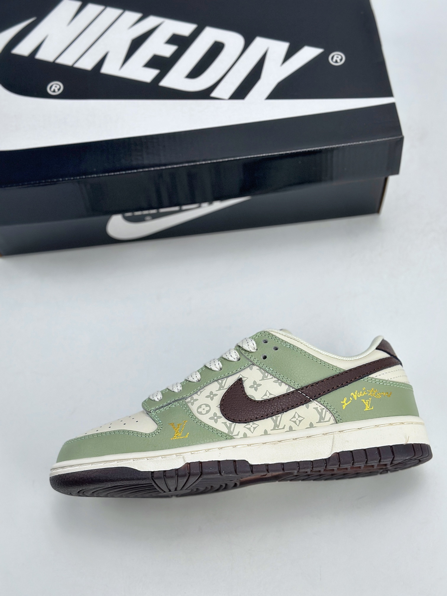 NIKE SB Dunk Low x Louis Vuitton 白绿棕满天星  XD6188-006