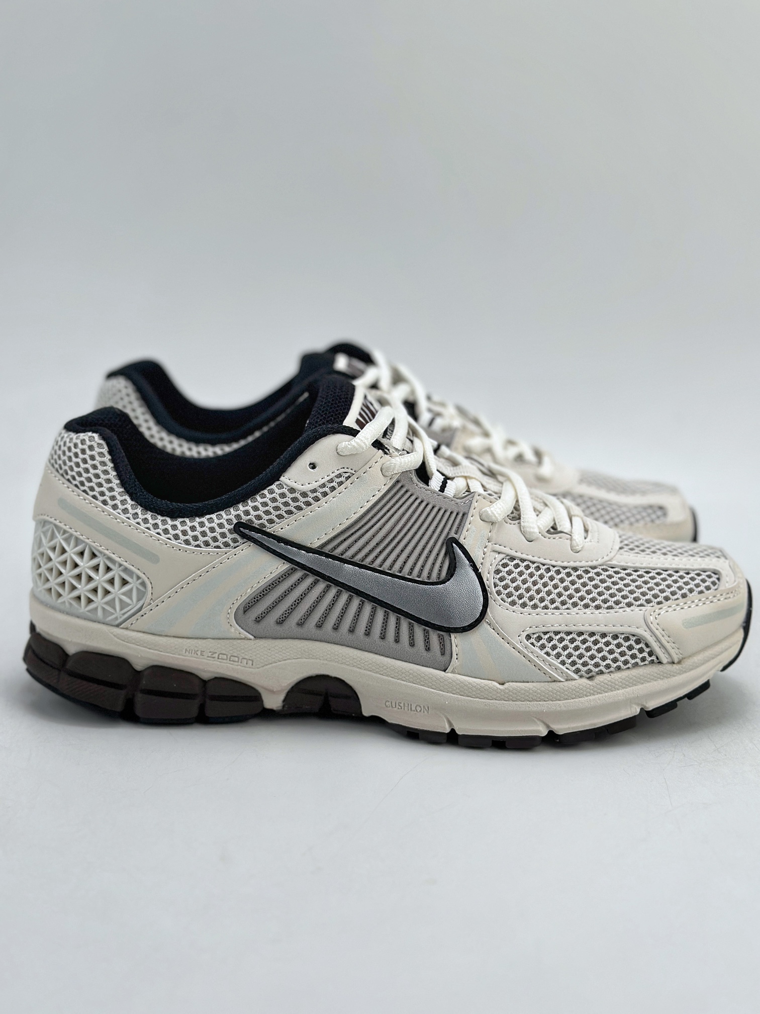 NIKE ZOOM Vomero 5 SP 复古风潮 网面透气运动鞋   FJ2028-001