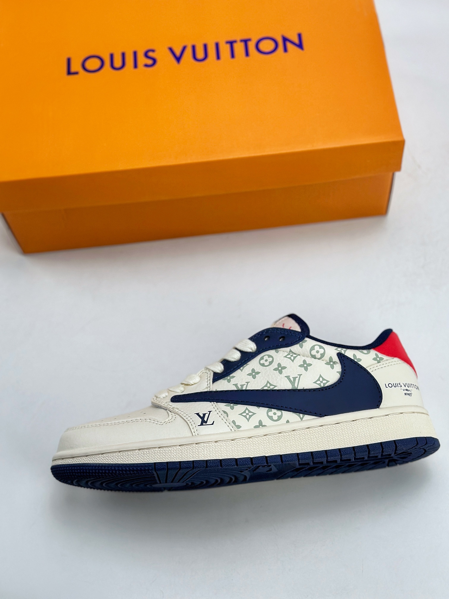 Travis Scott x Nike Air Jordan 1 Low x Louis Vuitton 三方联名 Air Jordan 1 Low 反转白蓝红倒钩 LJ5188-002