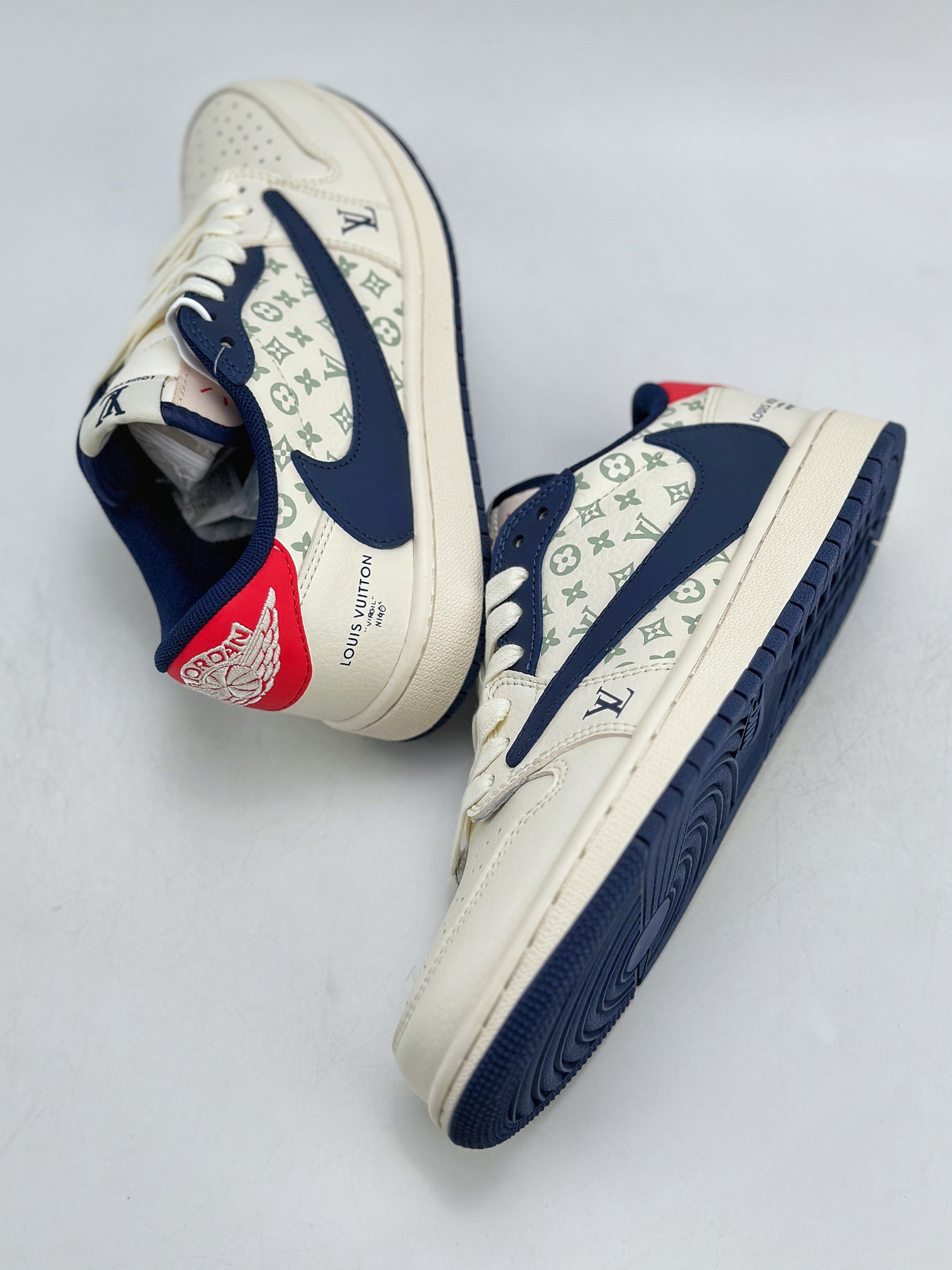 Travis Scott x Nike Air Jordan 1 Low x Louis Vuitton 三方联名 Air Jordan 1 Low 反转白蓝红倒钩 LJ5188-002