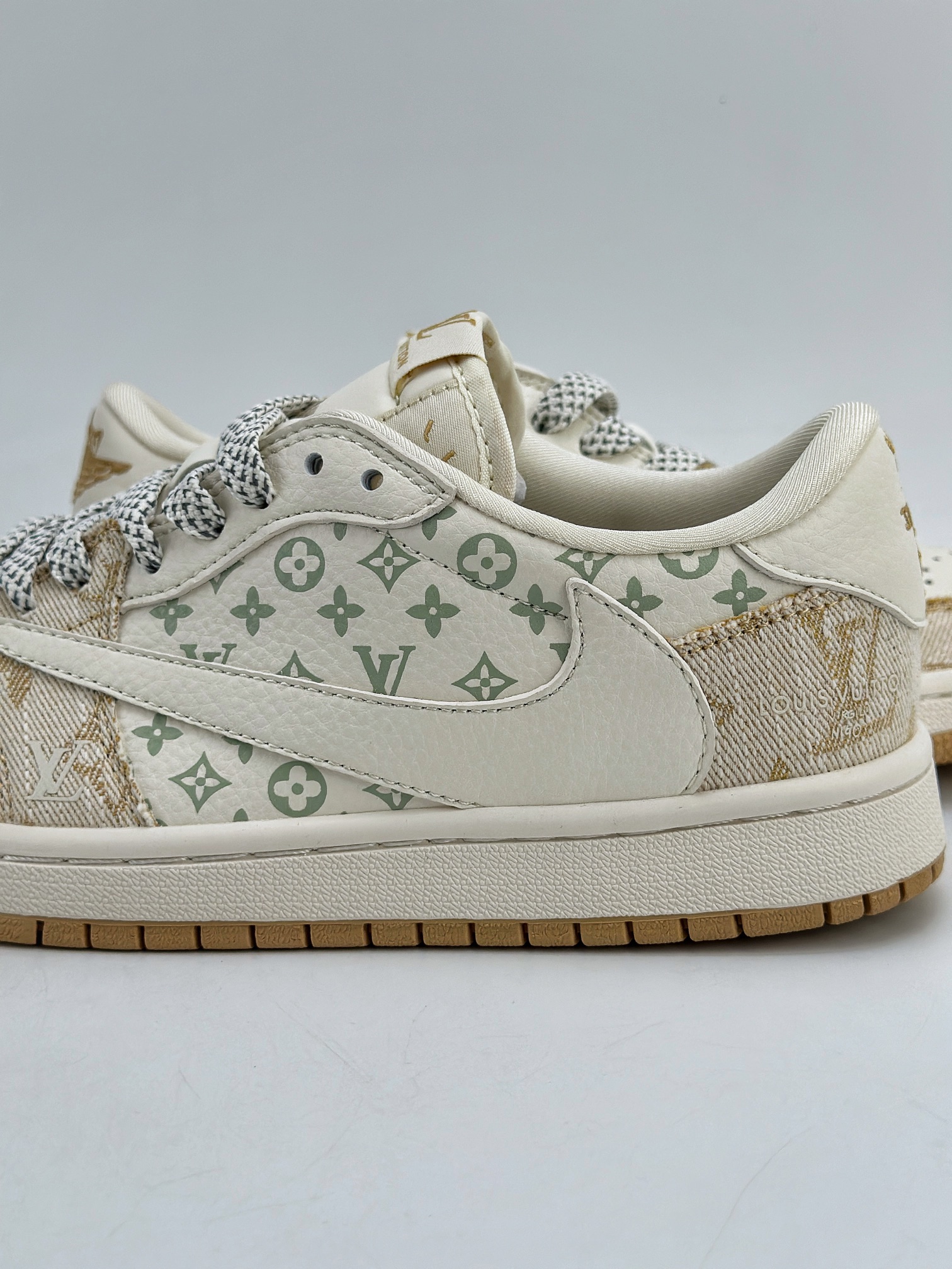 Travis Scott x Nike Air Jordan 1 Low x Louis Vuitton 三方联名 Air Jordan 1 Low 反转白黄牛仔布倒钩 SJ2068-009