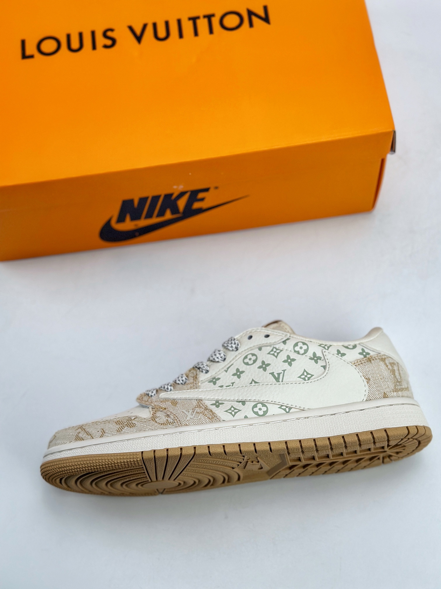 Travis Scott x Nike Air Jordan 1 Low x Louis Vuitton 三方联名 Air Jordan 1 Low 反转白黄牛仔布倒钩 SJ2068-009