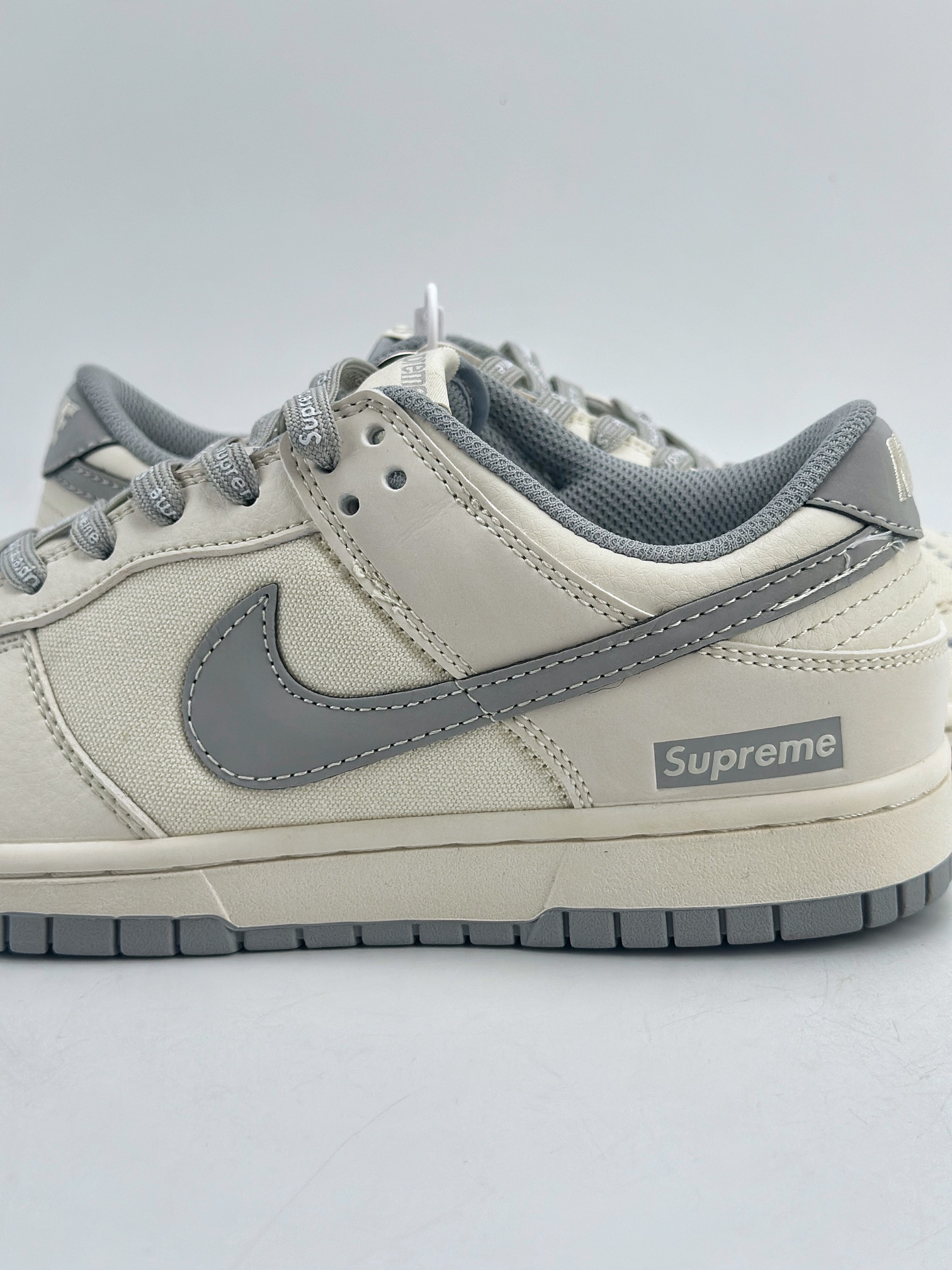 Nike SB Dunk Low x Supreme 白灰  BB6698-514