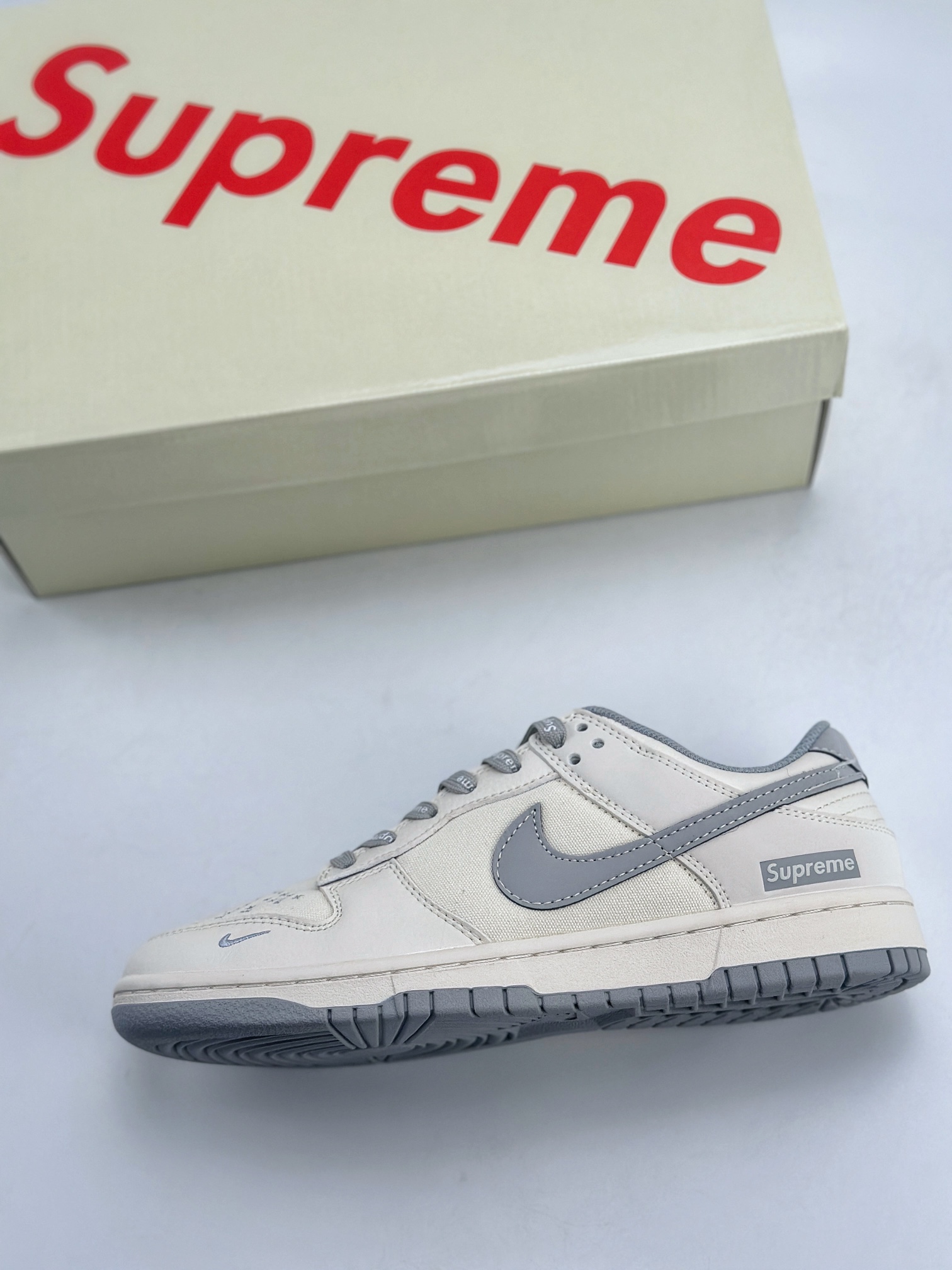 Nike SB Dunk Low x Supreme 白灰  BB6698-514