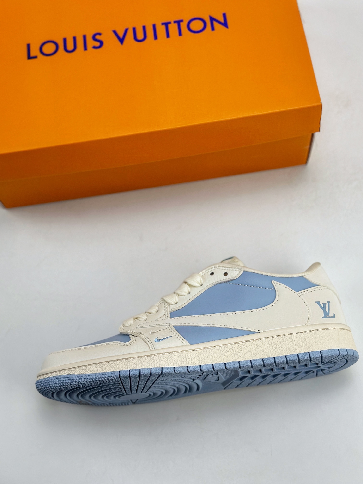 Travis Scott x Nike Air Jordan 1 Low x Louis Vuitton 三方联名 Air Jordan 1 Low 反转米黄天蓝倒钩  BB6588-103