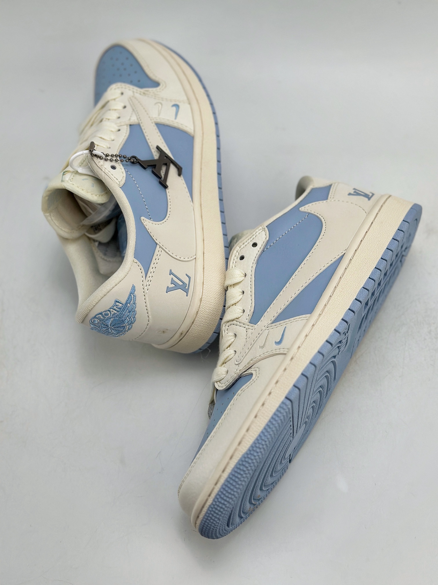 Travis Scott x Nike Air Jordan 1 Low x Louis Vuitton 三方联名 Air Jordan 1 Low 反转米黄天蓝倒钩  BB6588-103