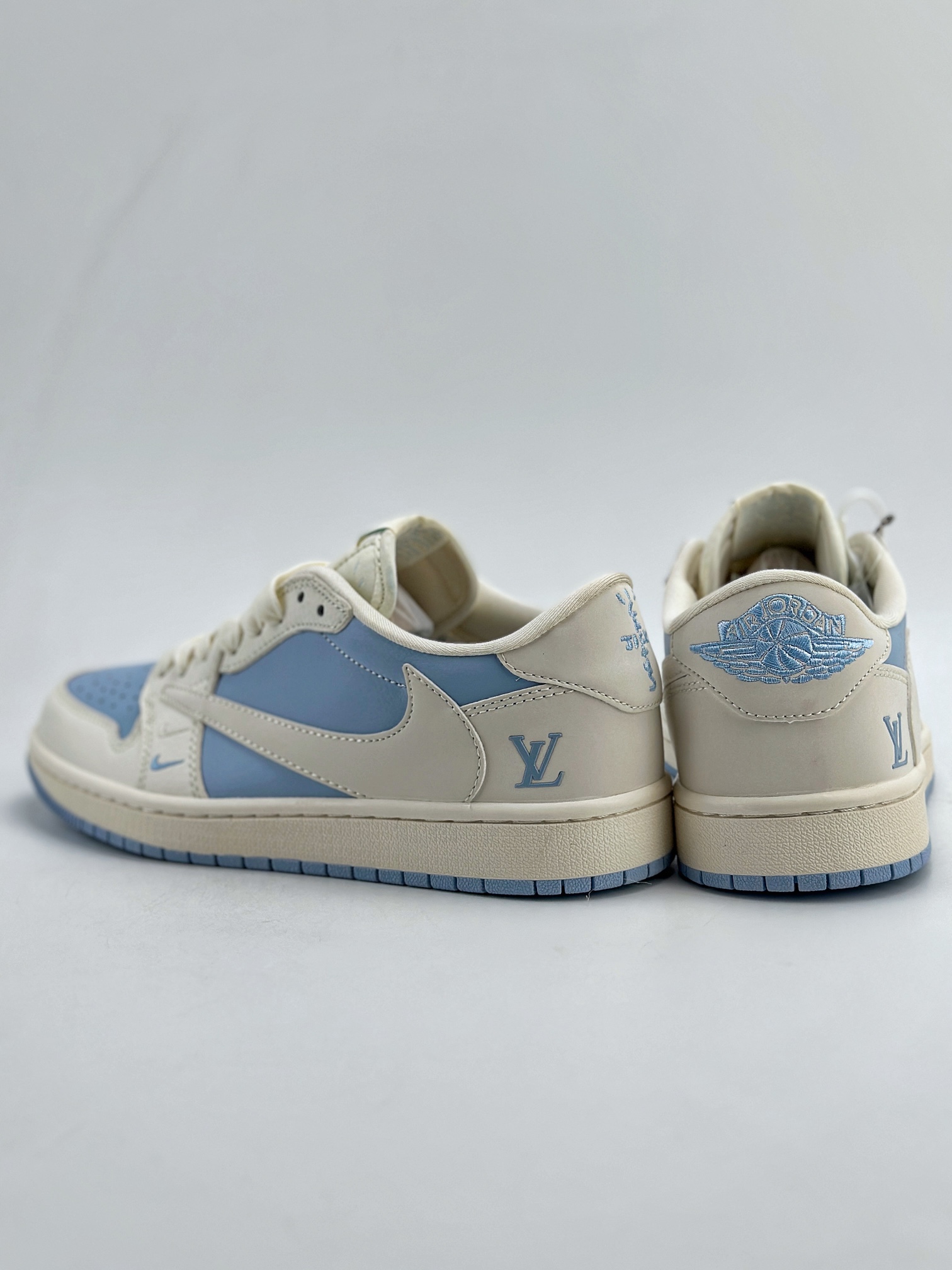 Travis Scott x Nike Air Jordan 1 Low x Louis Vuitton 三方联名 Air Jordan 1 Low 反转米黄天蓝倒钩  BB6588-103