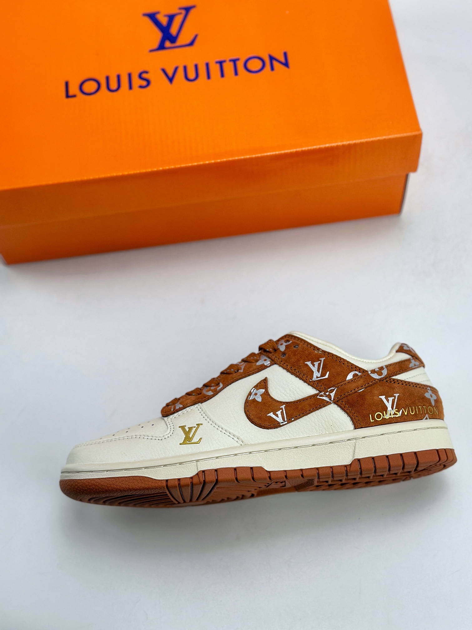 Nike SB Dunk Low x Louis Vuitton 米白红棕 XD6188-030