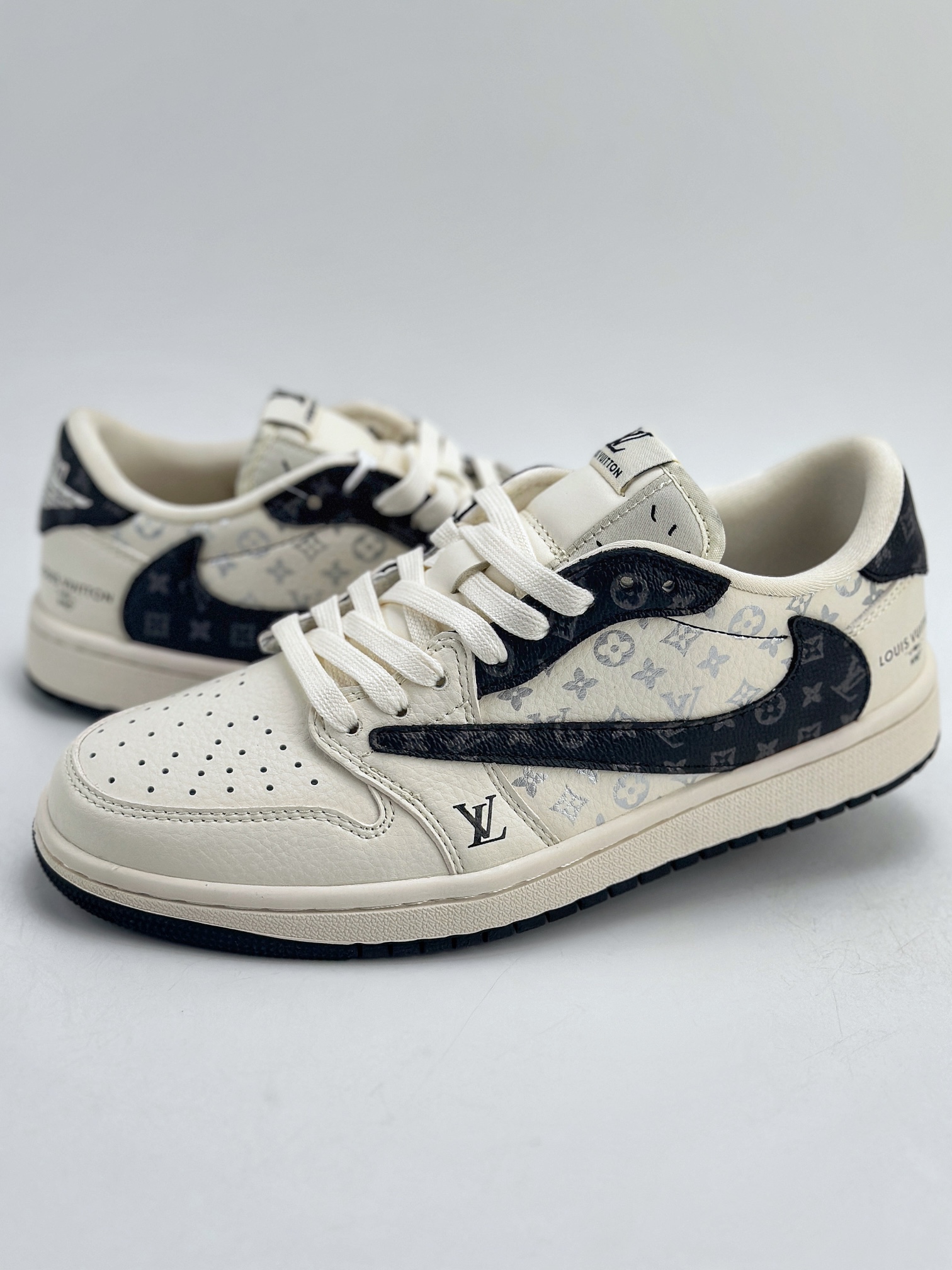 Travis Scott x Nike Air Jordan 1 Low x Louis Vuitton 三方联名 Air Jordan 1 Low 反转白黑倒钩 LJ1988-600