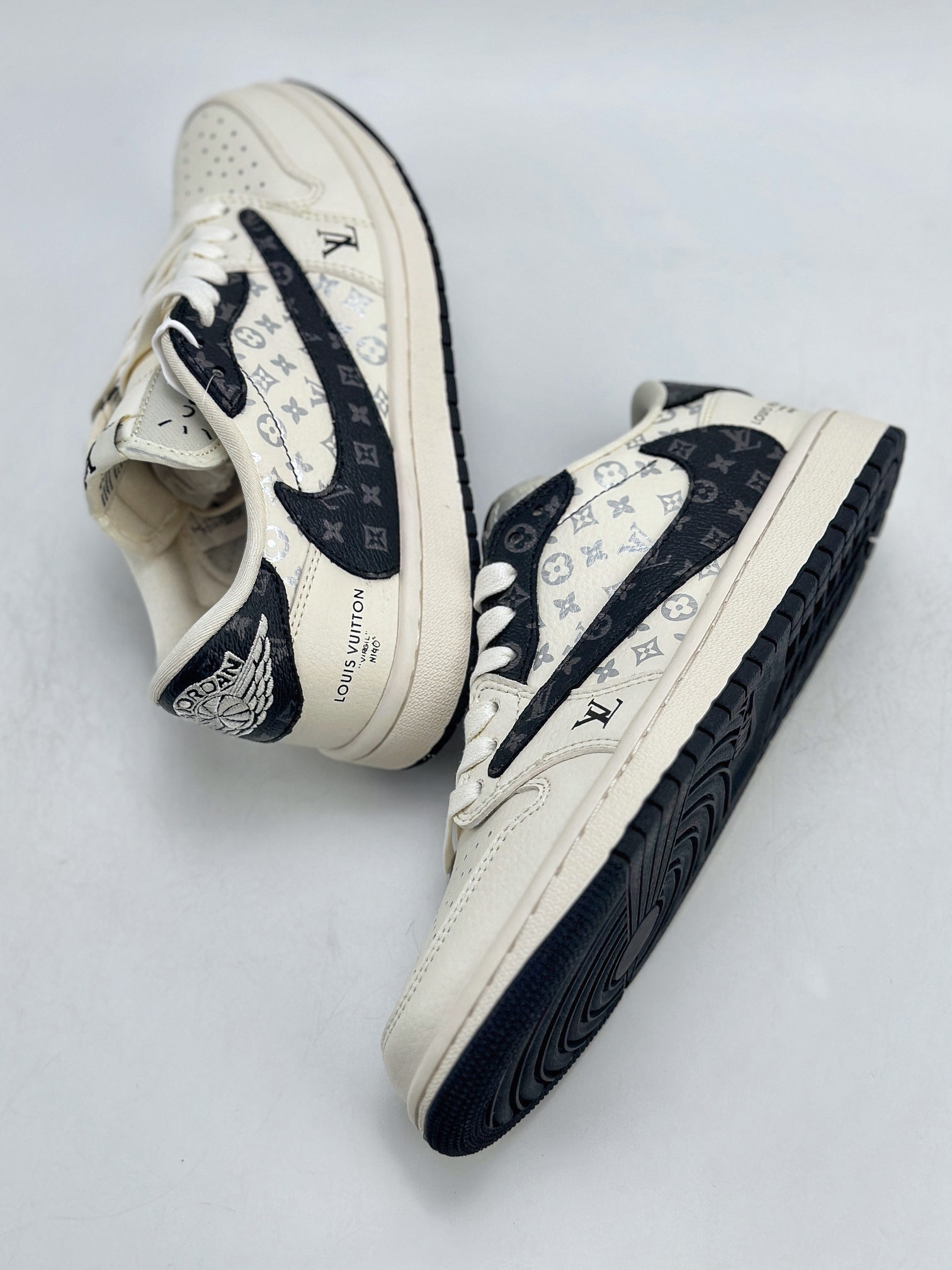 Travis Scott x Nike Air Jordan 1 Low x Louis Vuitton 三方联名 Air Jordan 1 Low 反转白黑倒钩 LJ1988-600