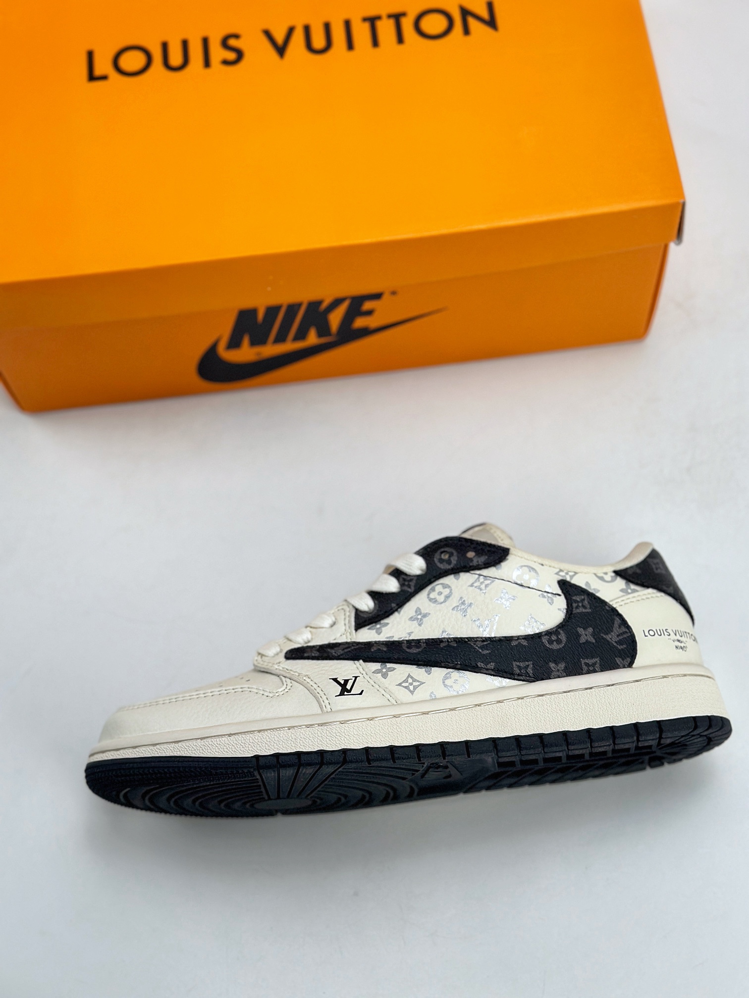 Travis Scott x Nike Air Jordan 1 Low x Louis Vuitton 三方联名 Air Jordan 1 Low 反转白黑倒钩 LJ1988-600