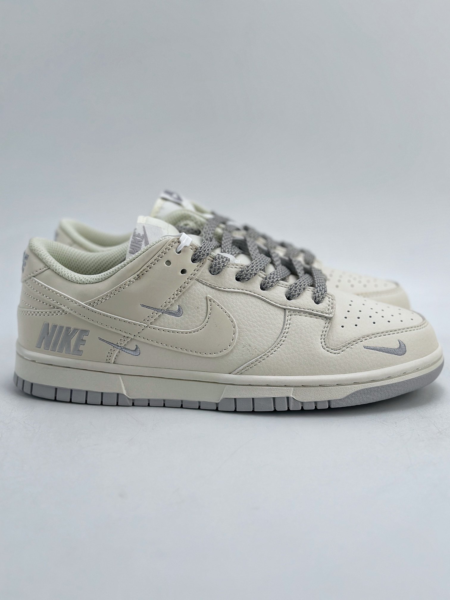 NIKE SB Dunk Low x Louis Vuitton 白银三钩  NK5639-325