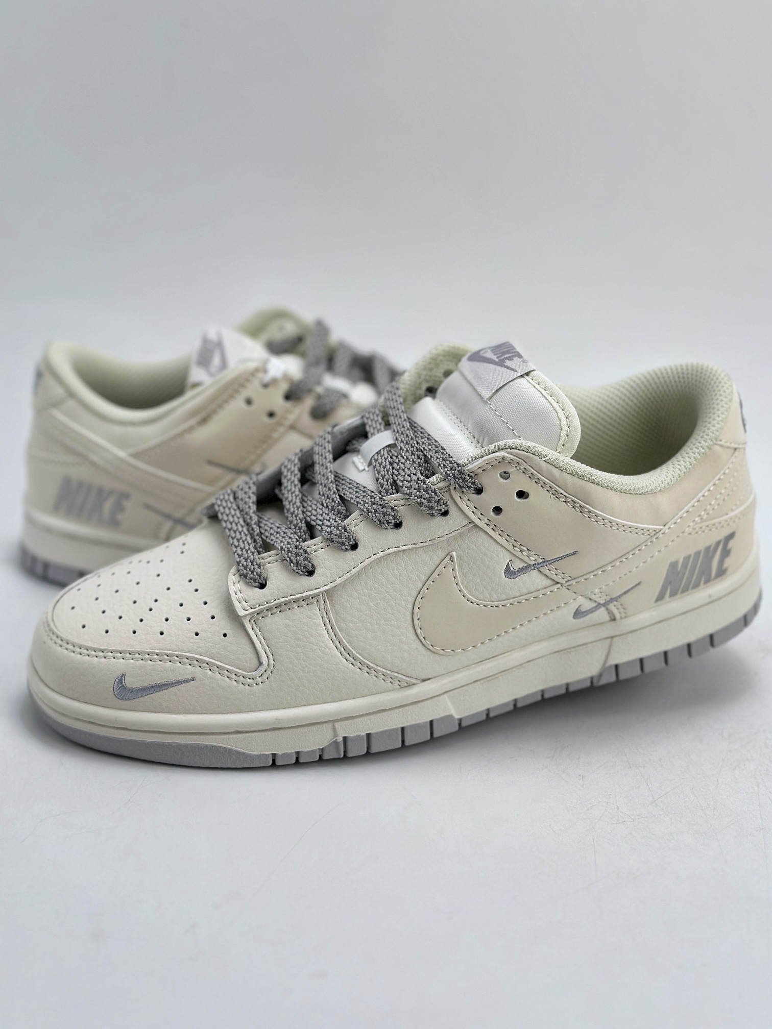 NIKE SB Dunk Low x Louis Vuitton 白银三钩  NK5639-325