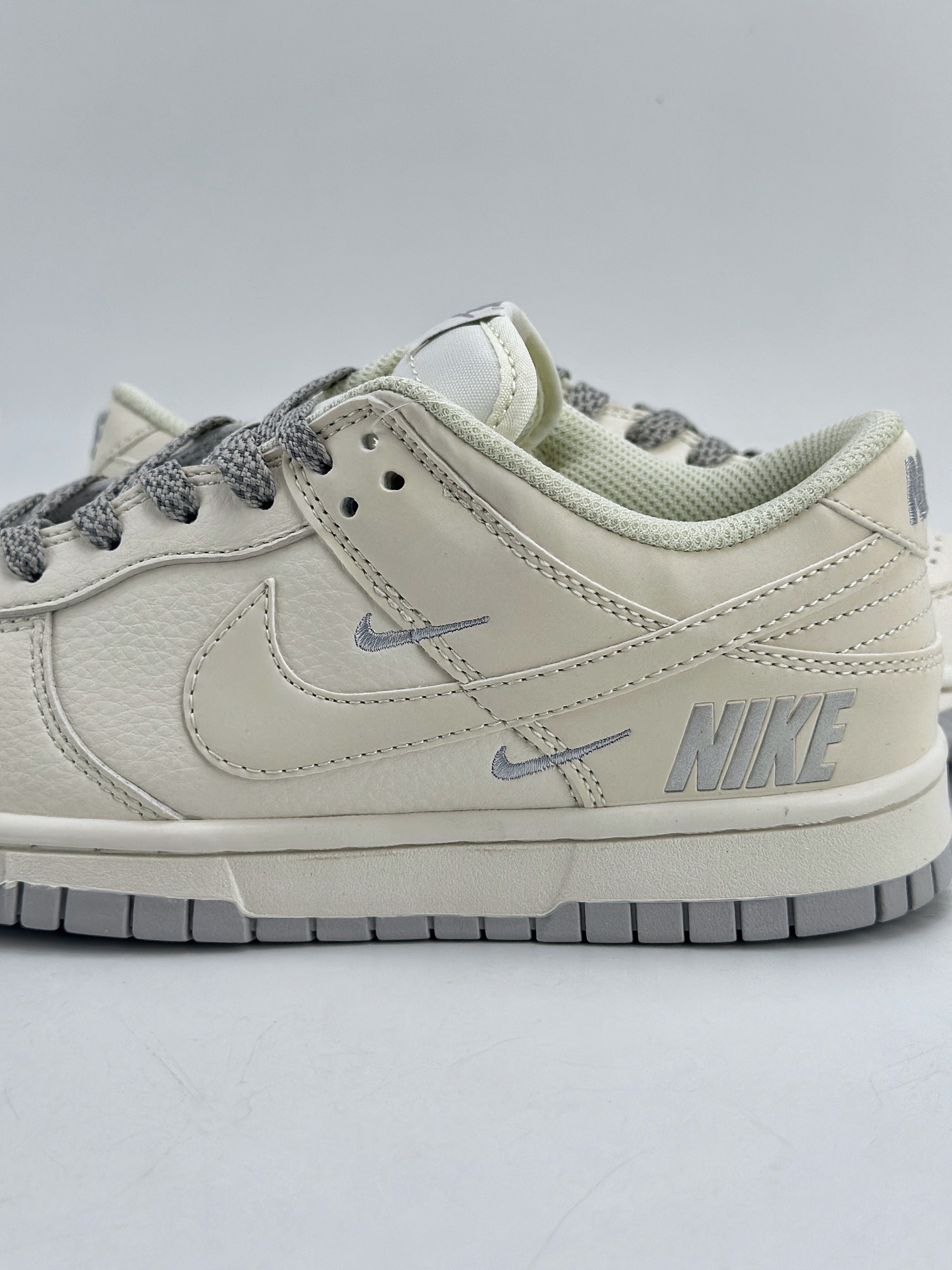 NIKE SB Dunk Low x Louis Vuitton 白银三钩  NK5639-325