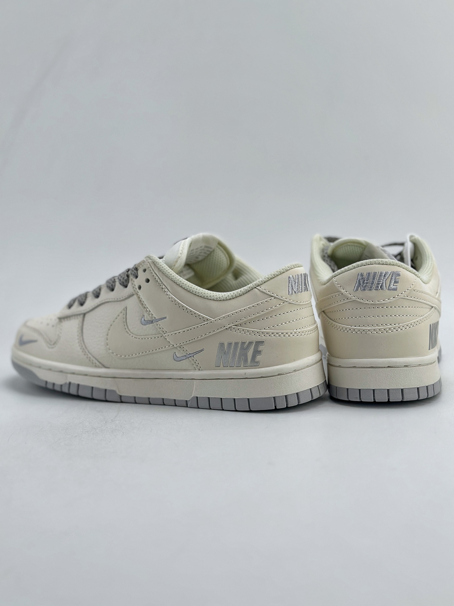 NIKE SB Dunk Low x Louis Vuitton 白银三钩  NK5639-325