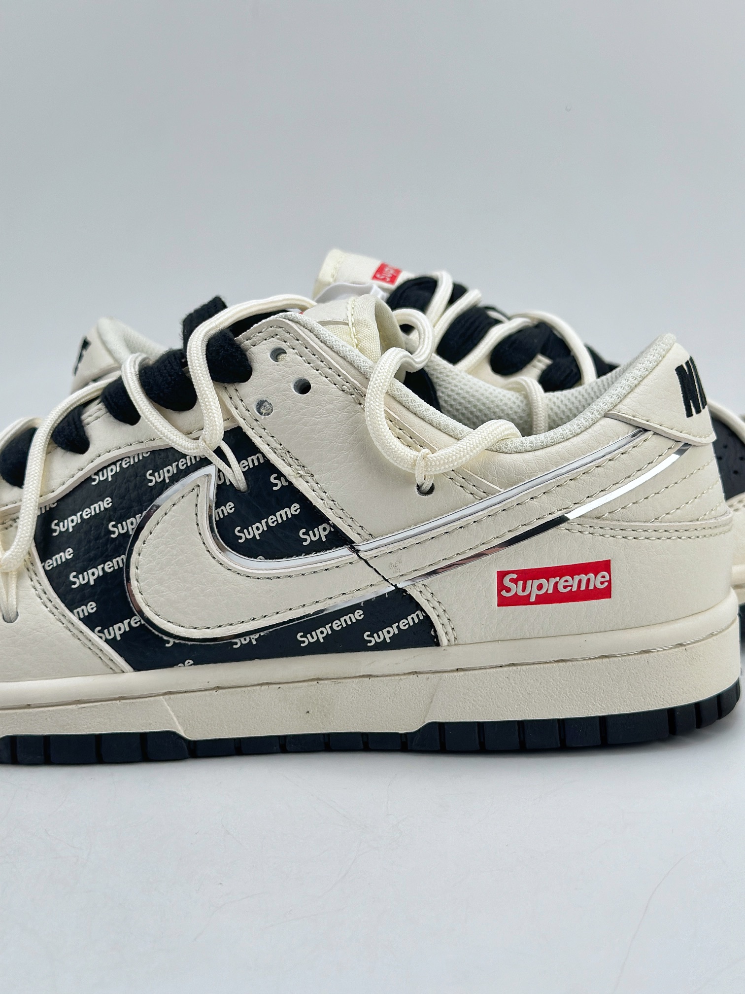 Nike SB Dunk Low x Supreme 白黑绑带 JJ5688-105