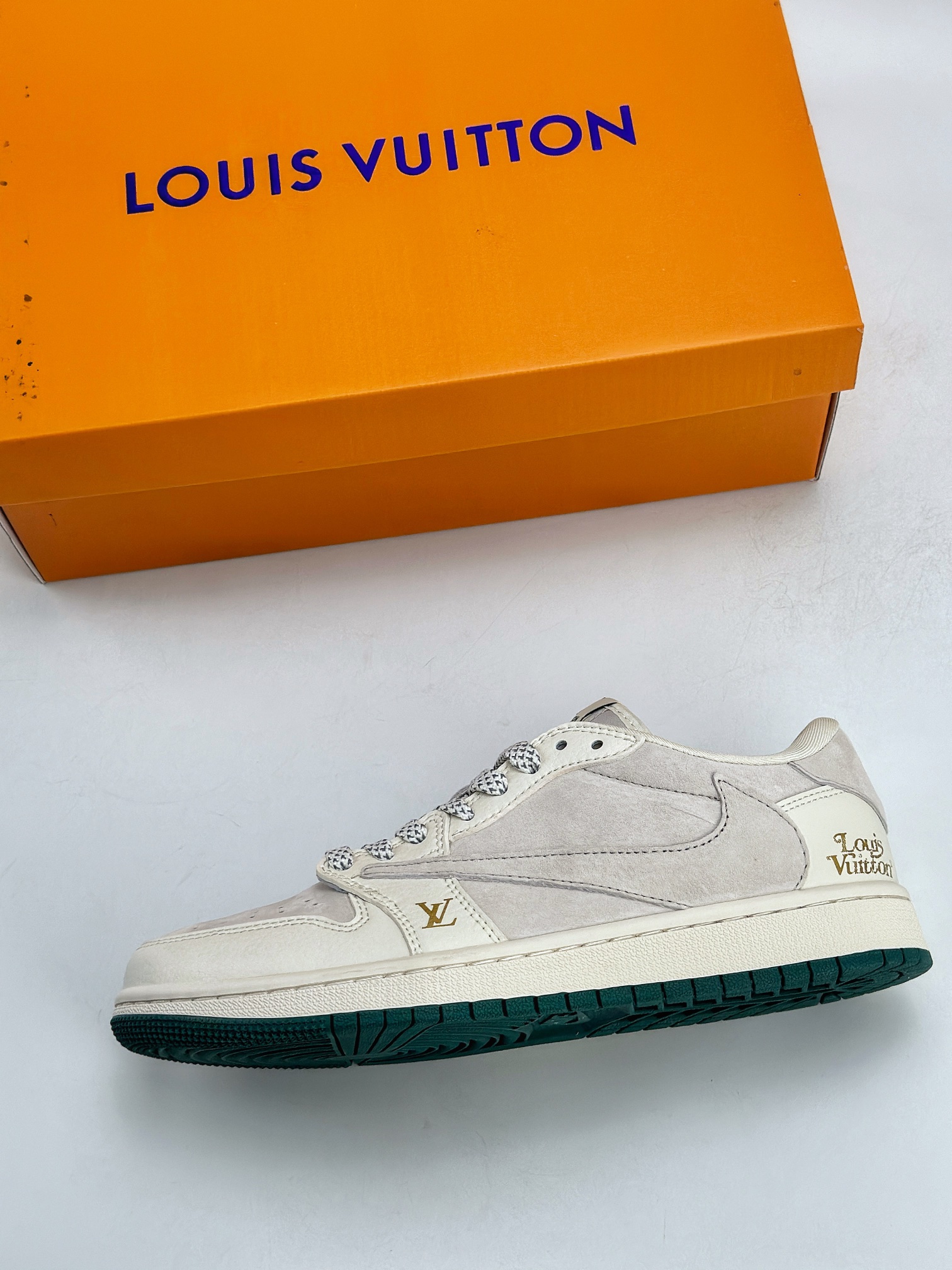 Travis Scott x Nike Air Jordan 1 Low x Louis Vuitton 三方联名 Air Jordan 1 Low 反转白灰翻毛倒钩 LJ5188-005