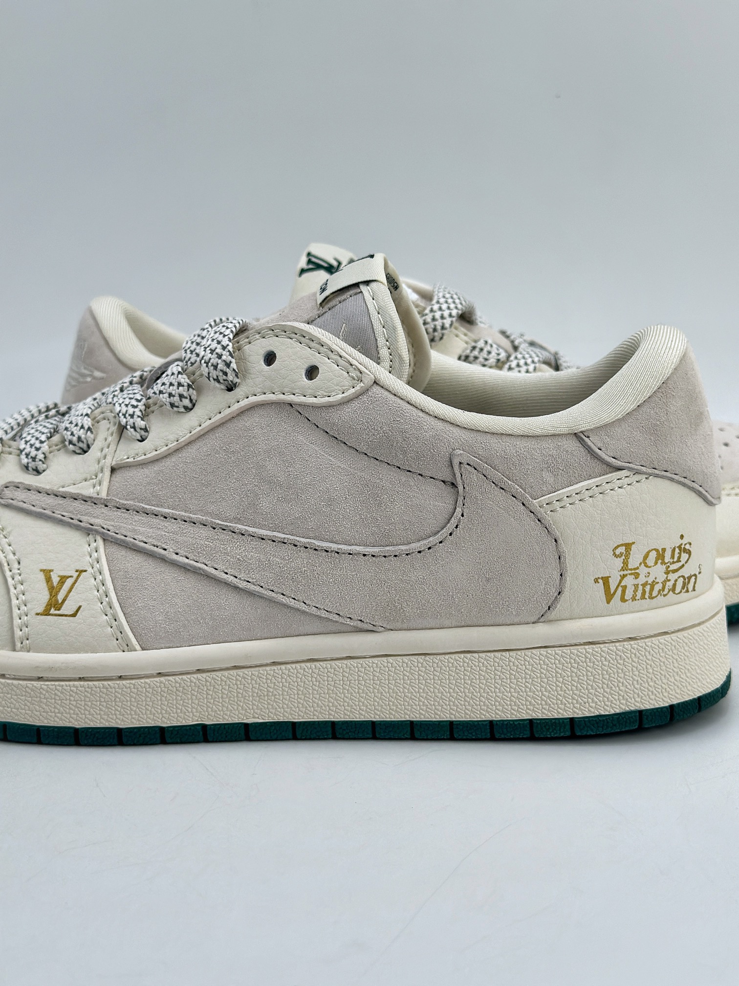 Travis Scott x Nike Air Jordan 1 Low x Louis Vuitton 三方联名 Air Jordan 1 Low 反转白灰翻毛倒钩 LJ5188-005