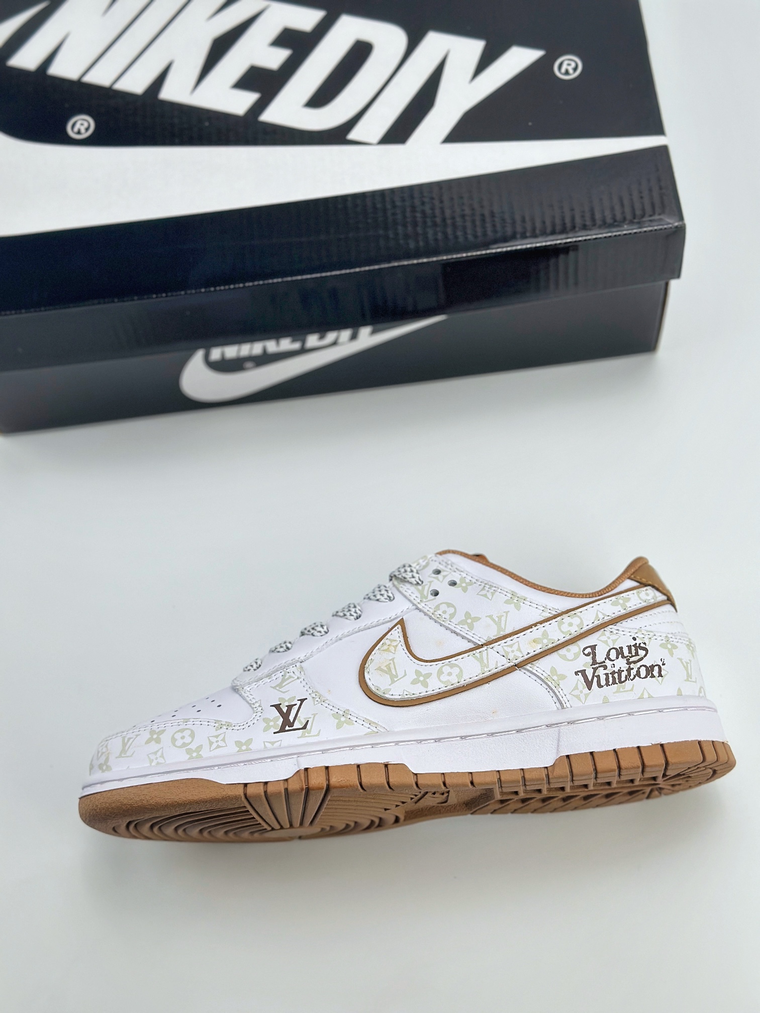 NIKE SB Dunk Low x Louis Vuitton 白棕满天星  XD1688-002