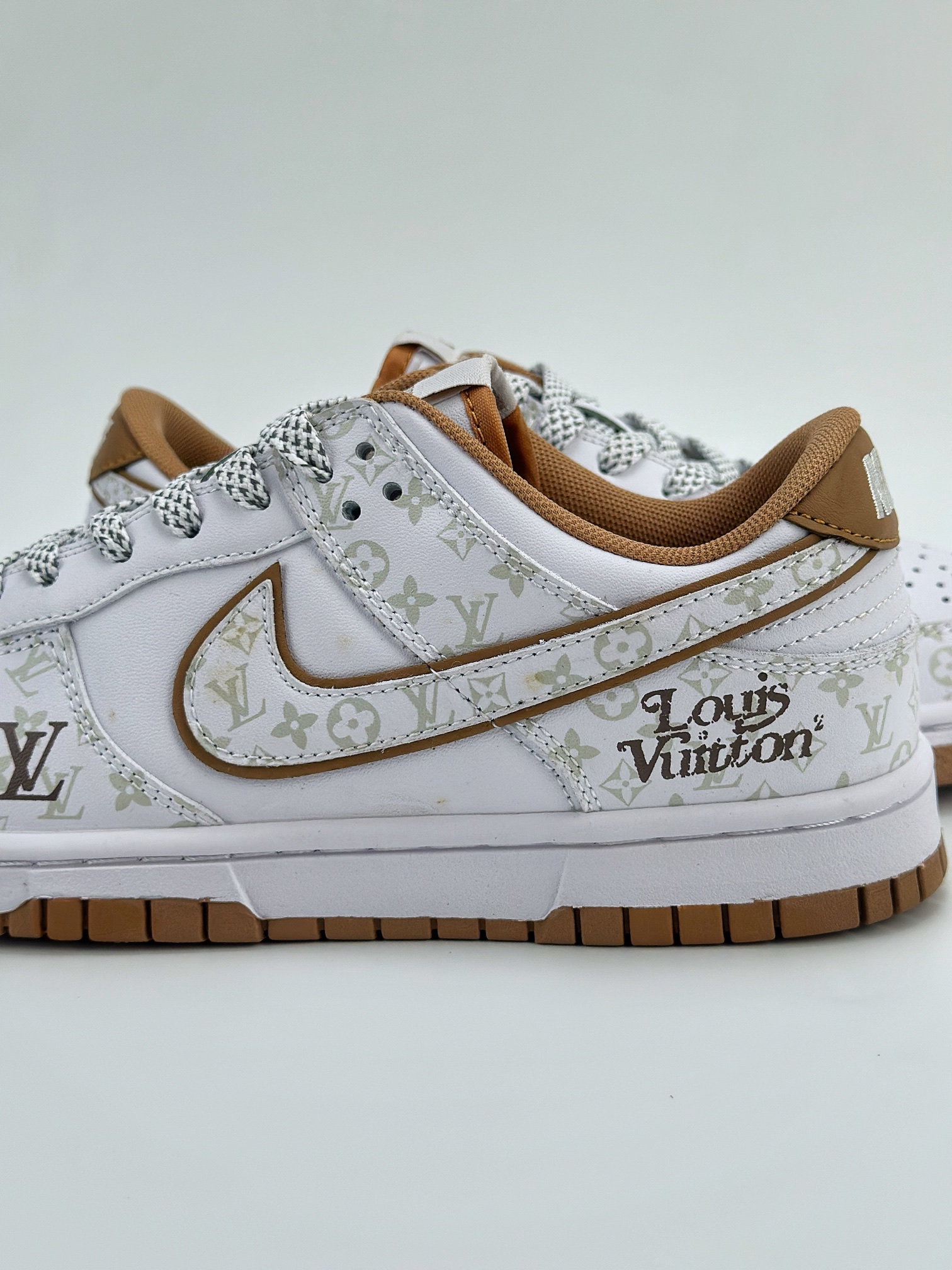 NIKE SB Dunk Low x Louis Vuitton 白棕满天星  XD1688-002