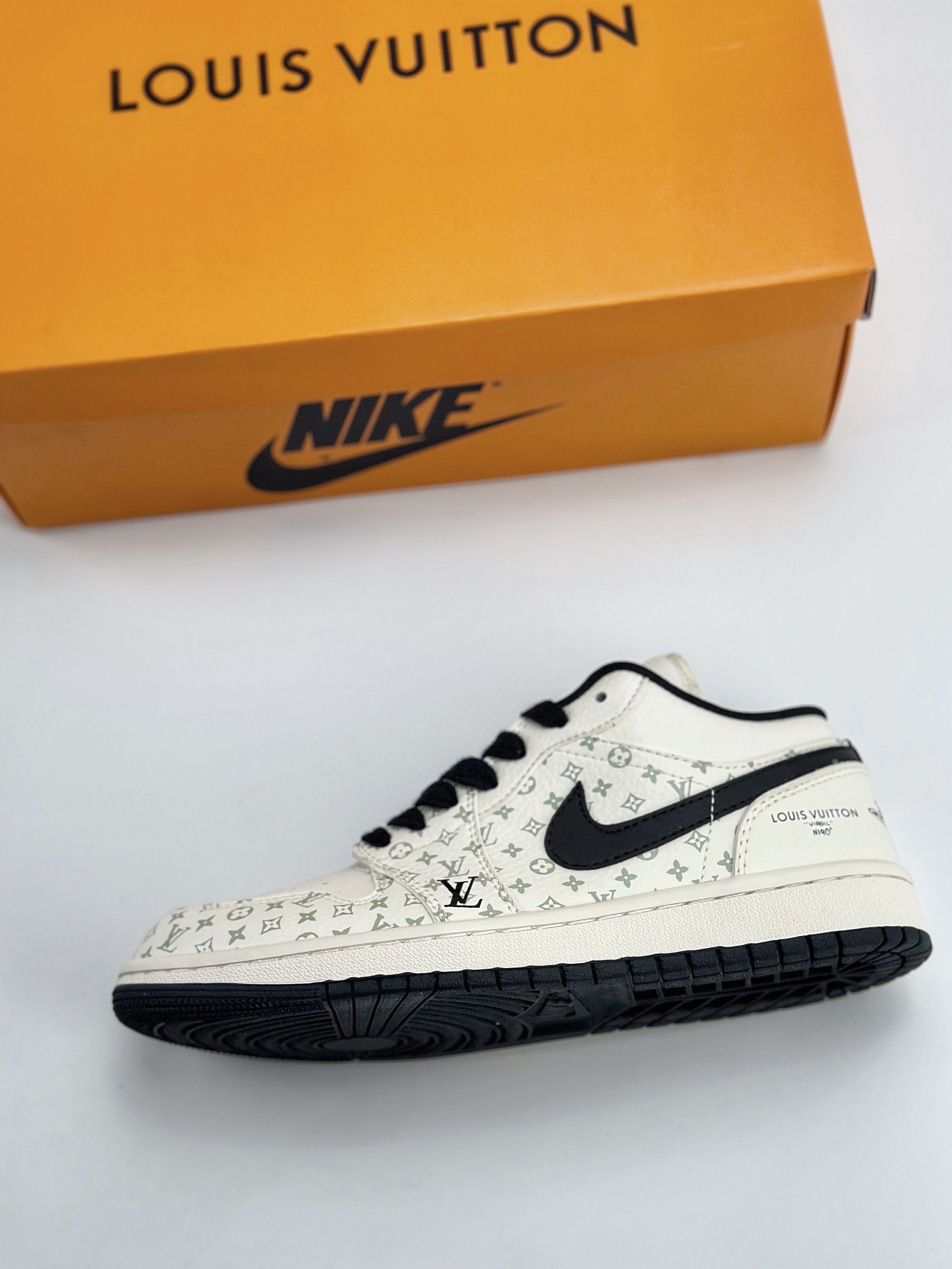 Air Jordan 1 Retro Low x Louis Vuitton 白黑印花   SJ9950-005