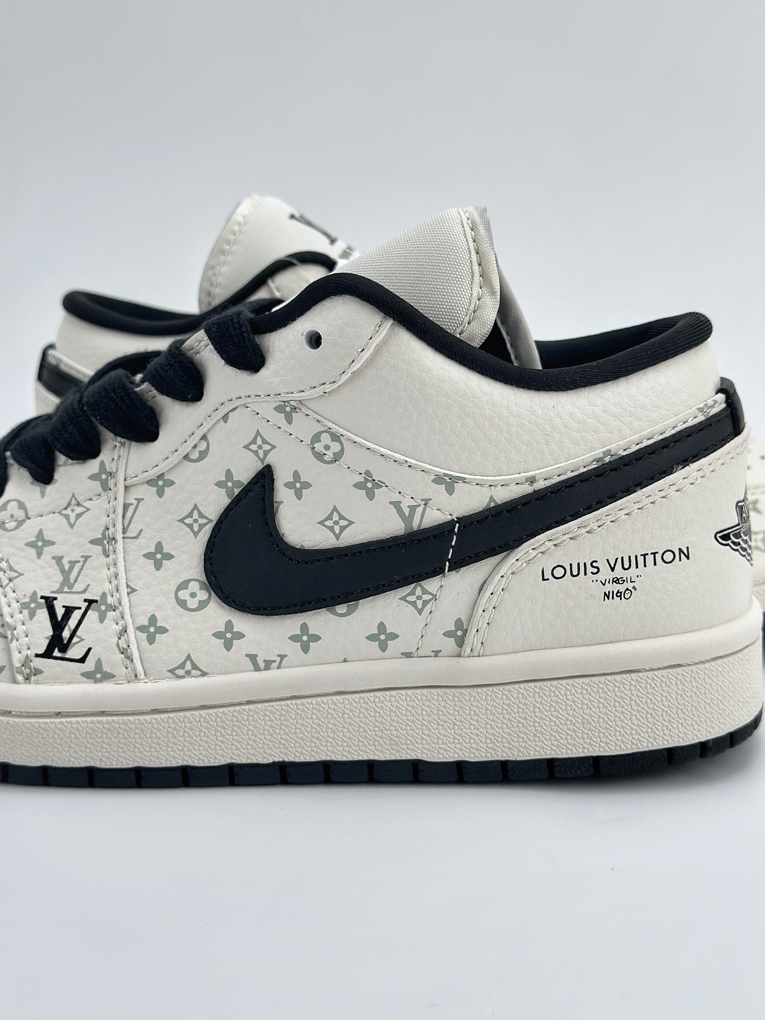 Air Jordan 1 Retro Low x Louis Vuitton 白黑印花   SJ9950-005