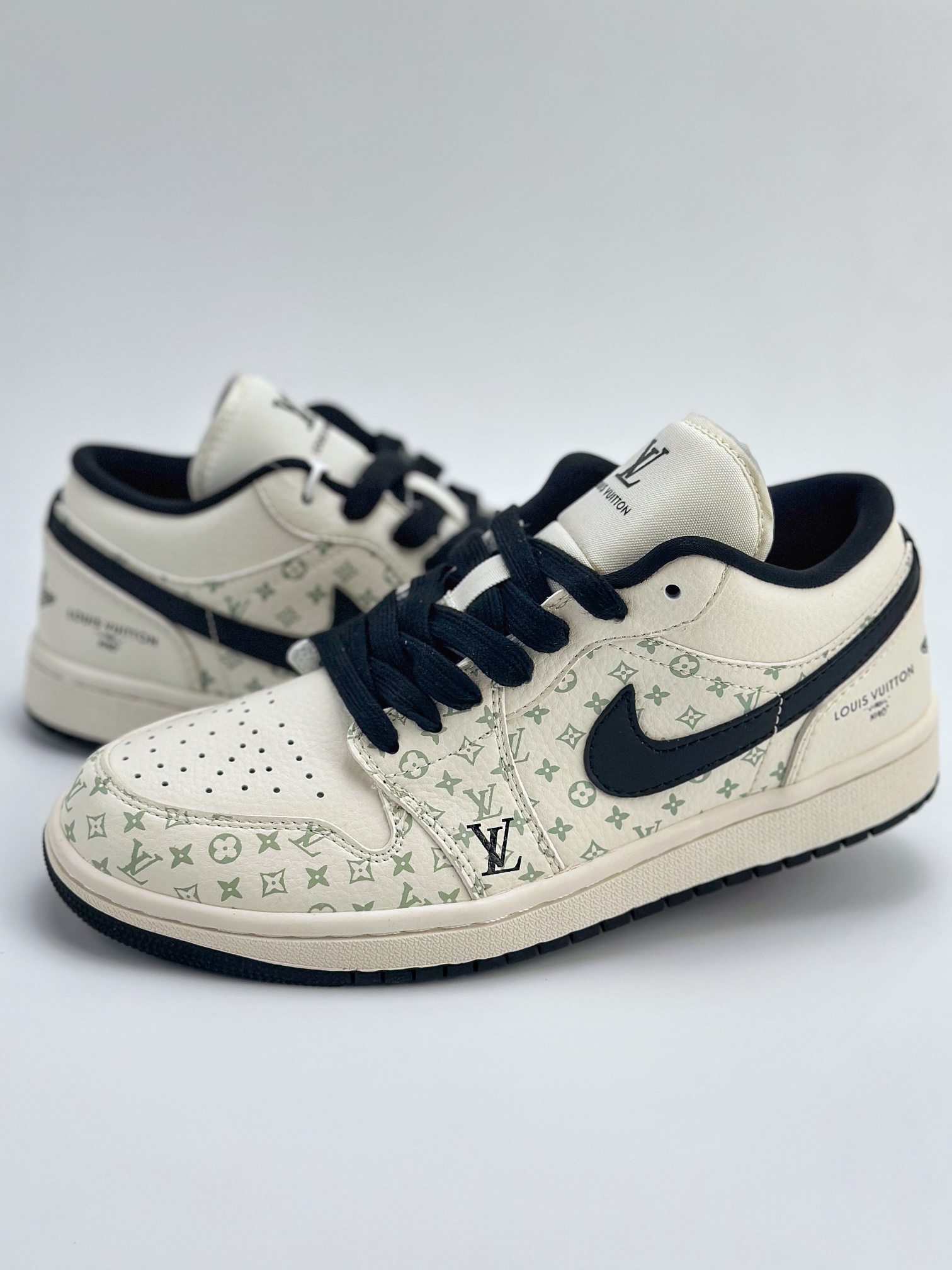 Air Jordan 1 Retro Low x Louis Vuitton 白黑印花   SJ9950-005