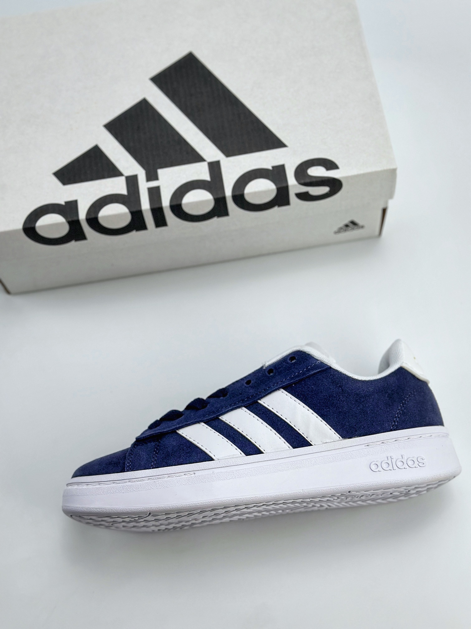 Adidas Court BEAT 百搭单品 绒面麂皮防滑耐磨轻便低帮板鞋 IH0852