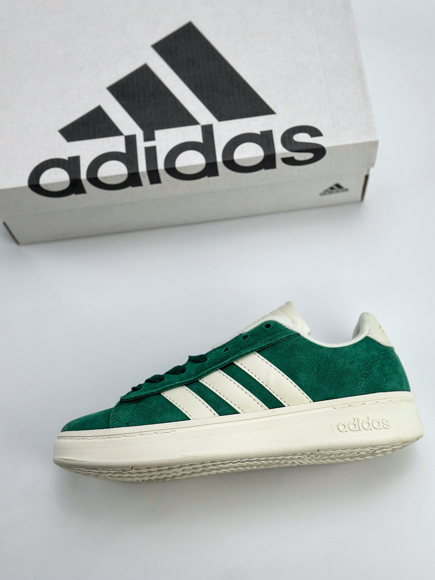 Adidas Court BEAT 百搭单品 绒面麂皮防滑耐磨轻便低帮板鞋 IH0851