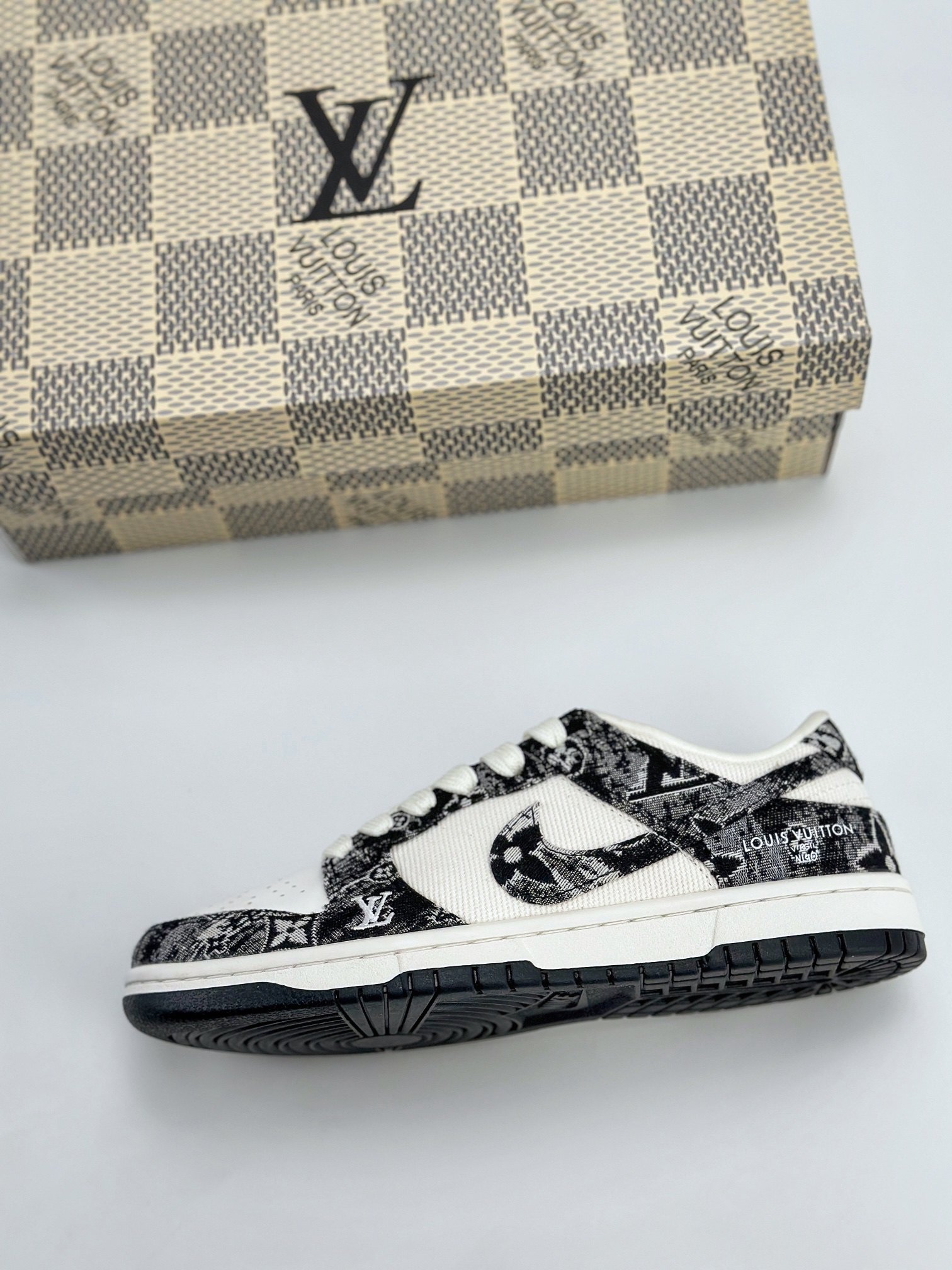 Nike SB Dunk Low x Louis Vuitton 白黑印花牛仔布 XB3802-351