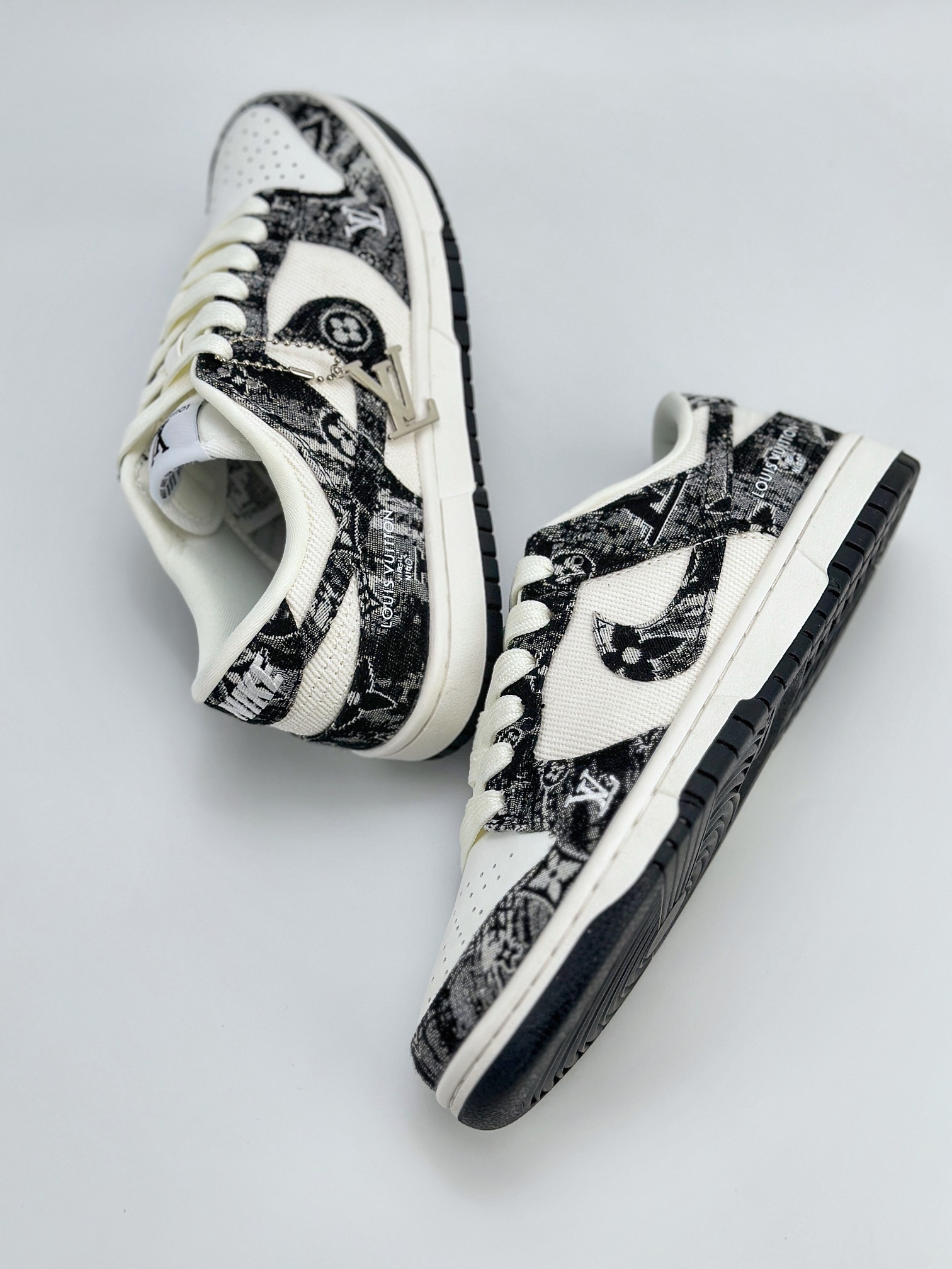 Nike SB Dunk Low x Louis Vuitton 白黑印花牛仔布 XB3802-351