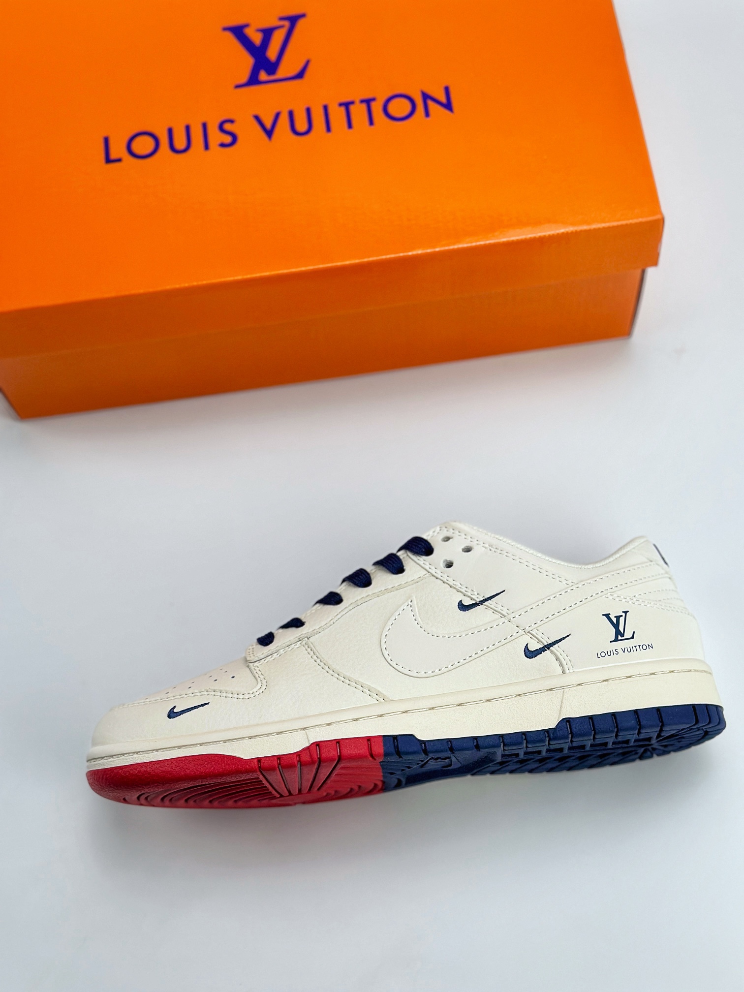 Nike SB Dunk Low x Louis Vuitton 白蓝红三钩 XX2025-333