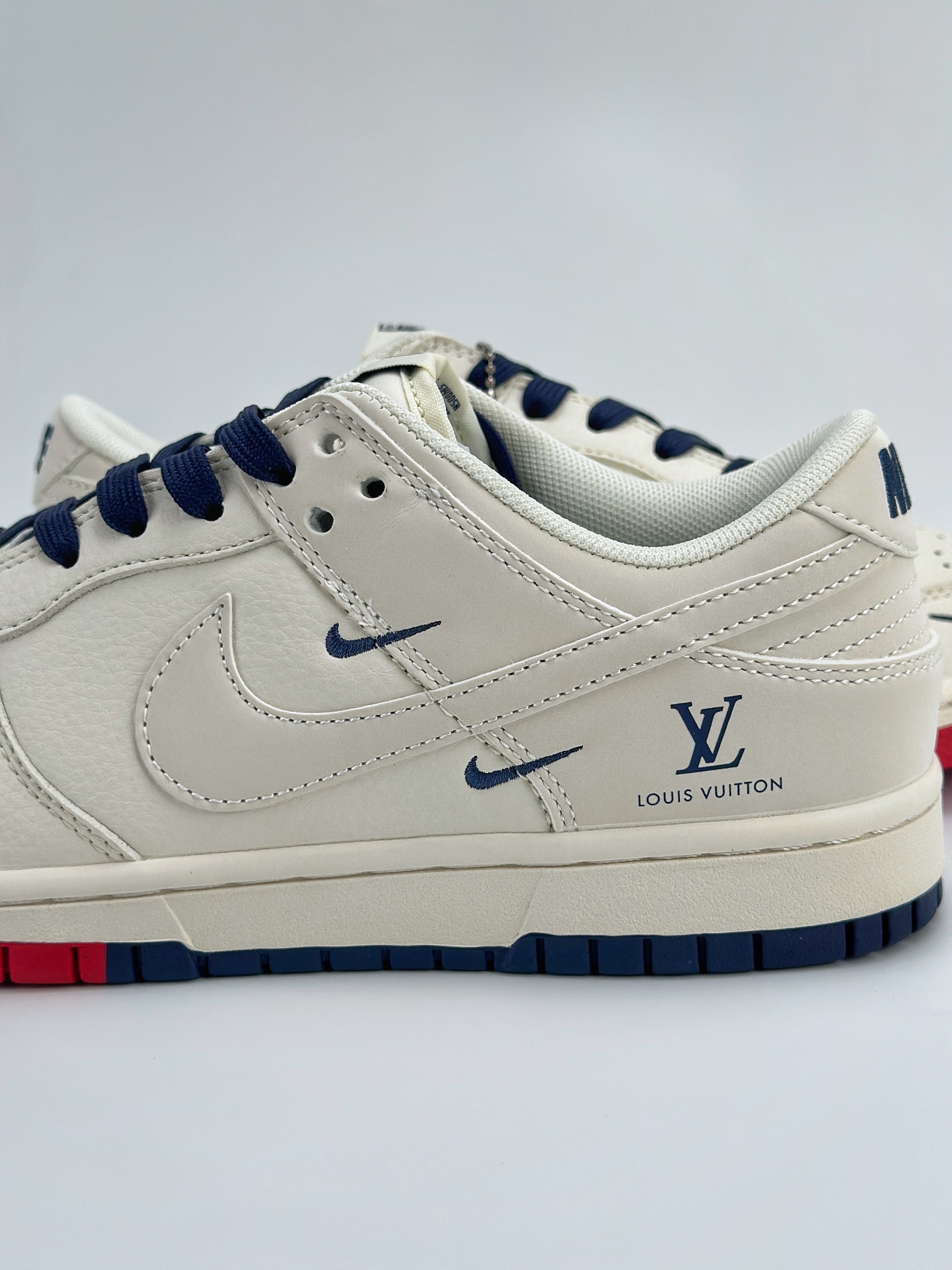 Nike SB Dunk Low x Louis Vuitton 白蓝红三钩 XX2025-333