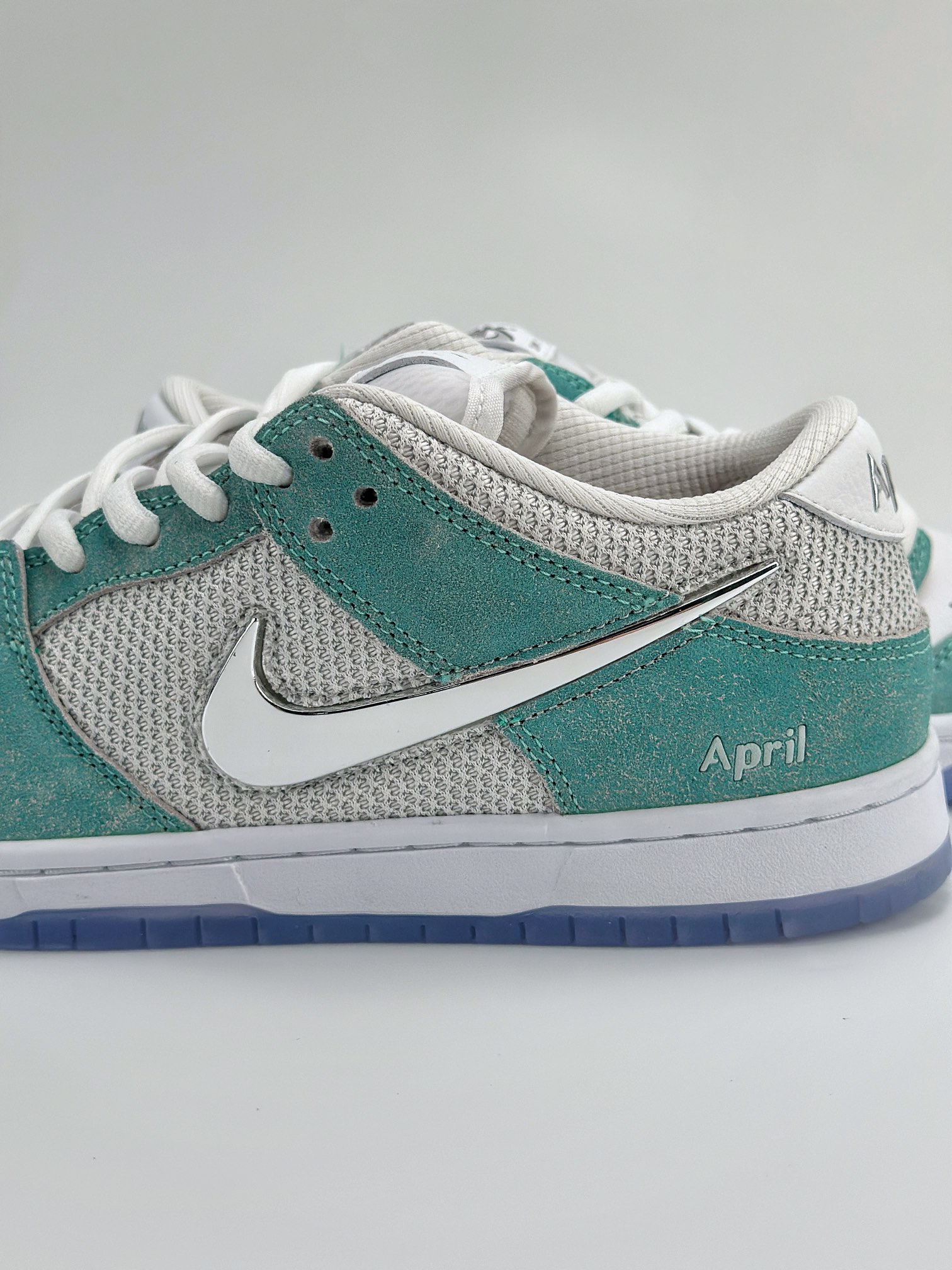 Nike SB Dunk Low x APRIL SKATEBOARDS ”White and Multi-Color” 白青 FD2562-400