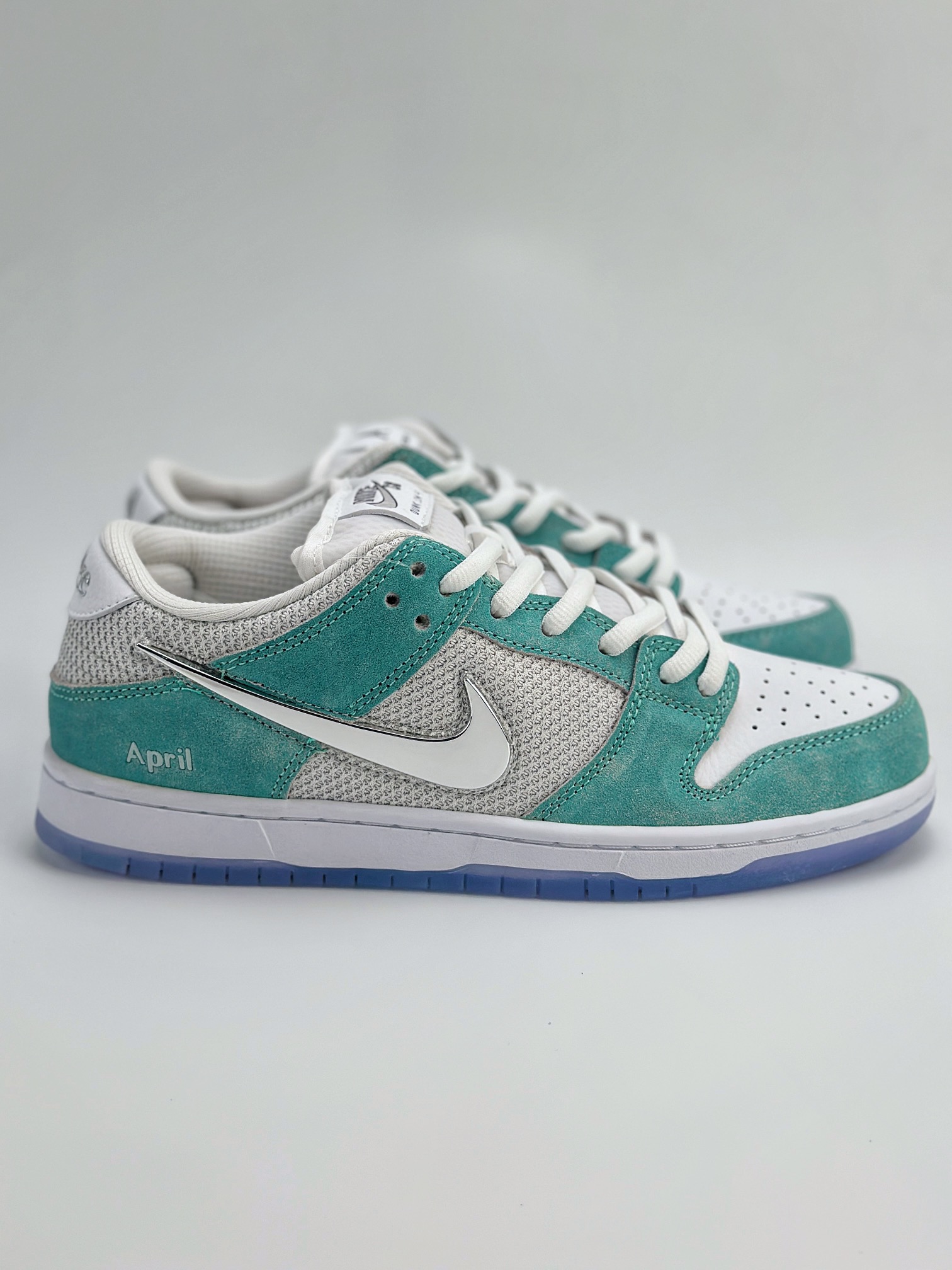 Nike SB Dunk Low x APRIL SKATEBOARDS ”White and Multi-Color” 白青 FD2562-400