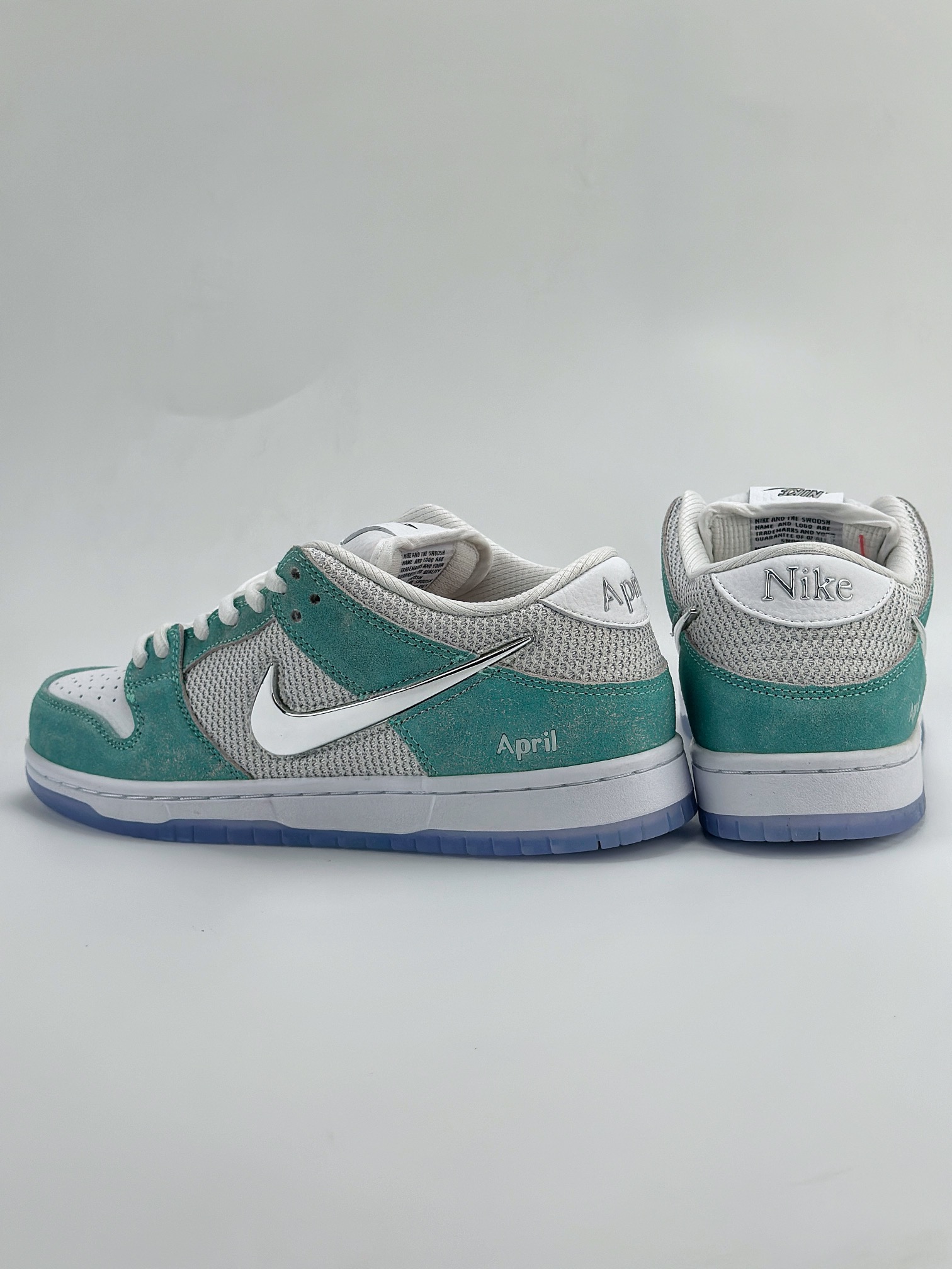 Nike SB Dunk Low x APRIL SKATEBOARDS ”White and Multi-Color” 白青 FD2562-400