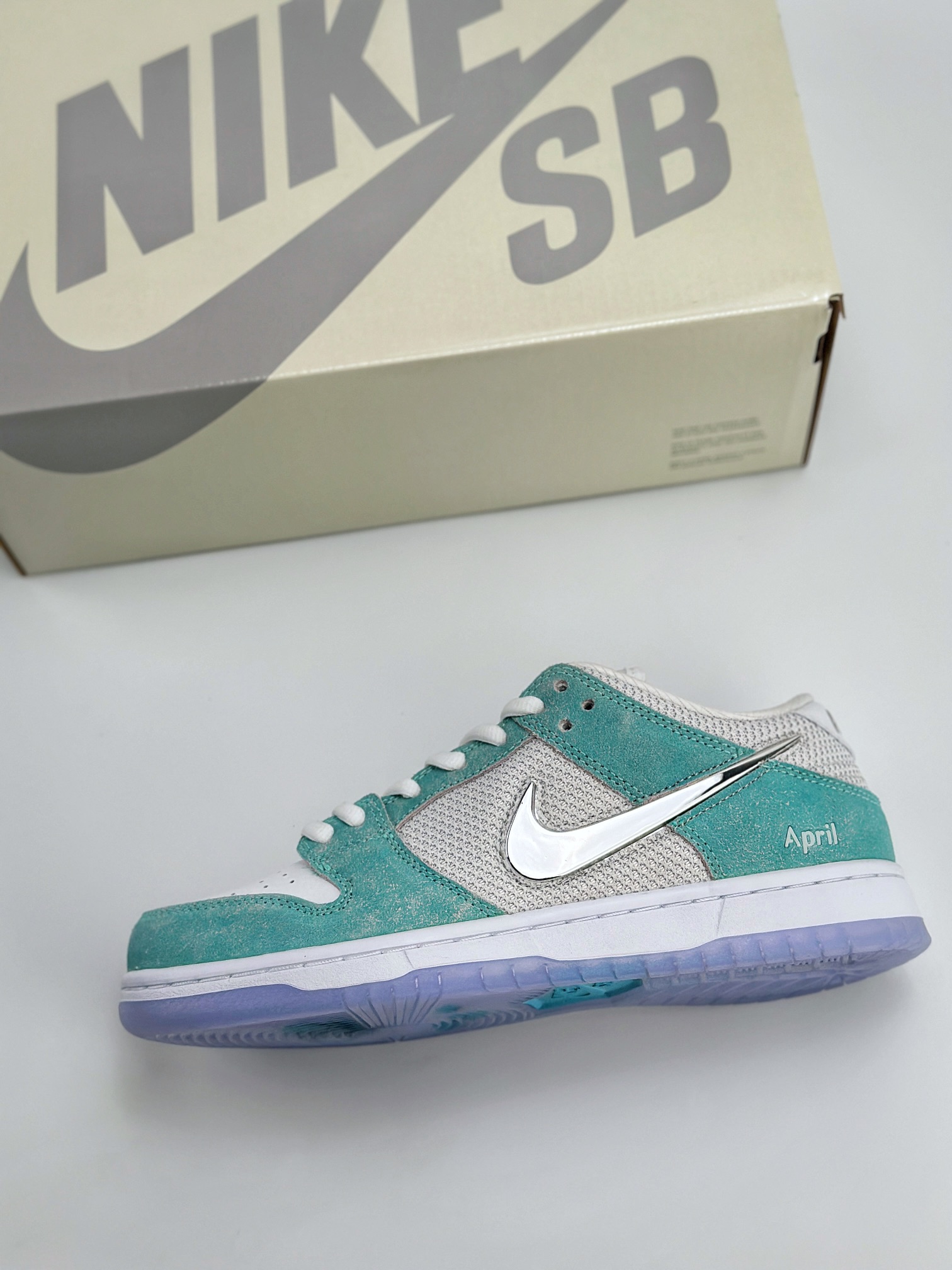 Nike SB Dunk Low x APRIL SKATEBOARDS ”White and Multi-Color” 白青 FD2562-400